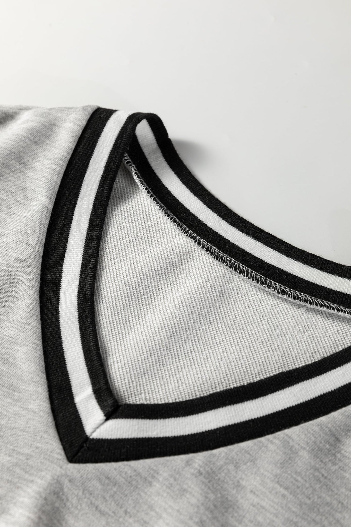 Vestido Camiseta Preppy de Manga Larga con Cuello en V y Ribete Rayado Gris Claro