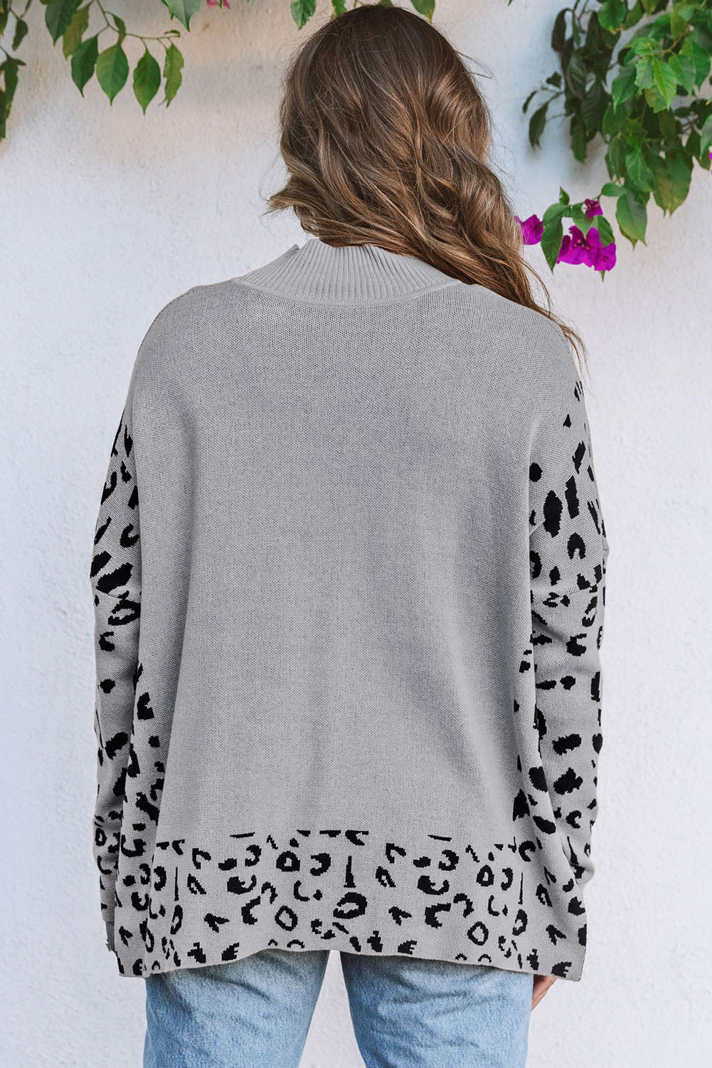 Suéter oversized de cuello alto gris con abertura lateral y estampado de leopardo