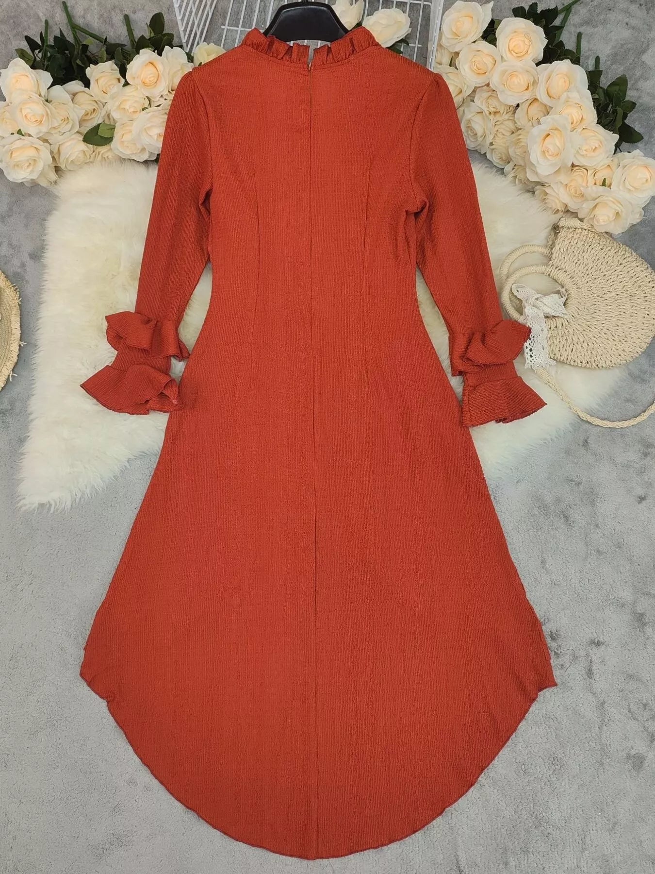 Vestido de manga larga con volantes y bajo asimétrico
