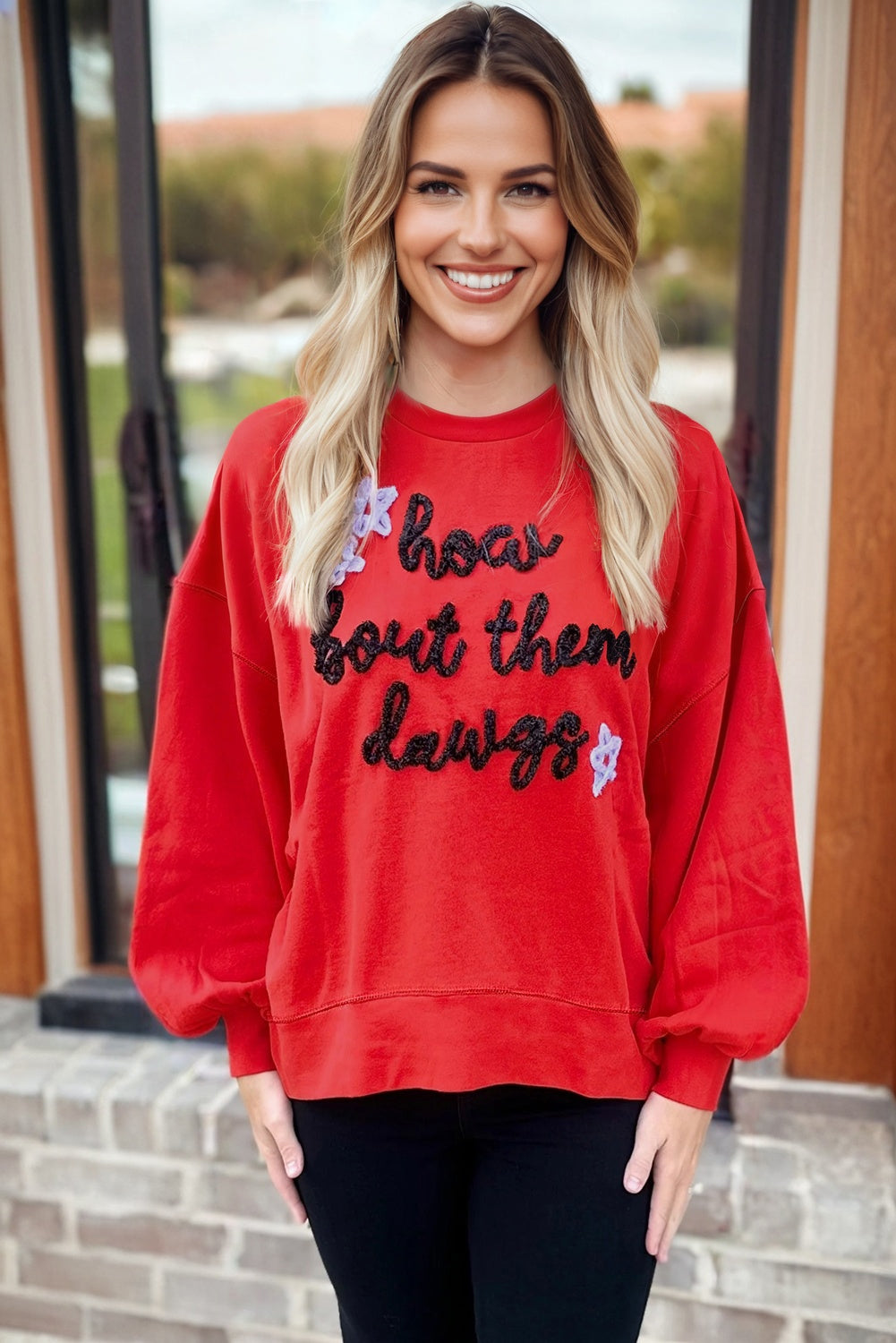 Sudadera de Manga Globo con Letras Bordadas "How Bout Them Dawgs" en Rojo Fuego