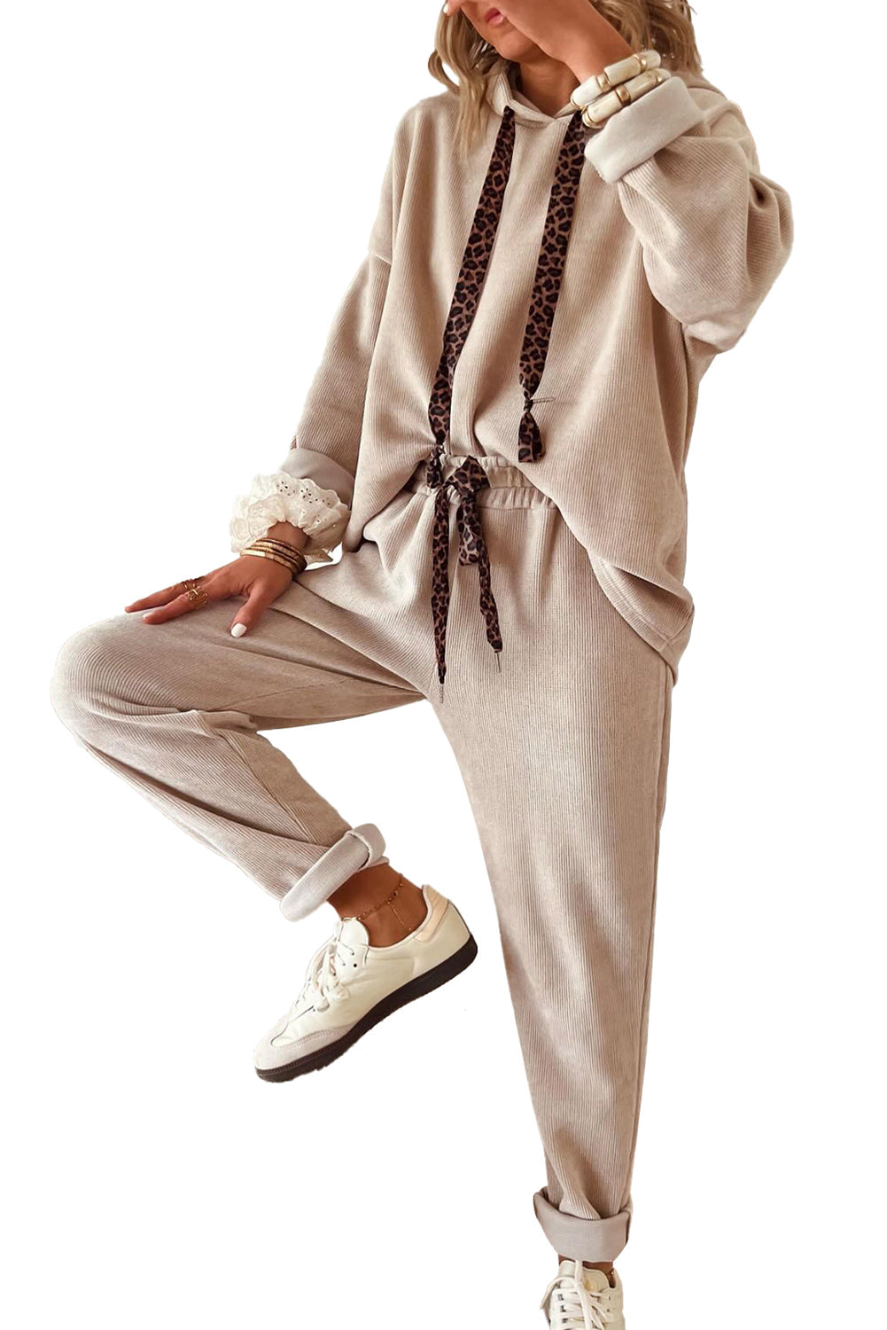 Sudadera con capucha y cordón gris humo y traje de pana de pantalón de talle alto