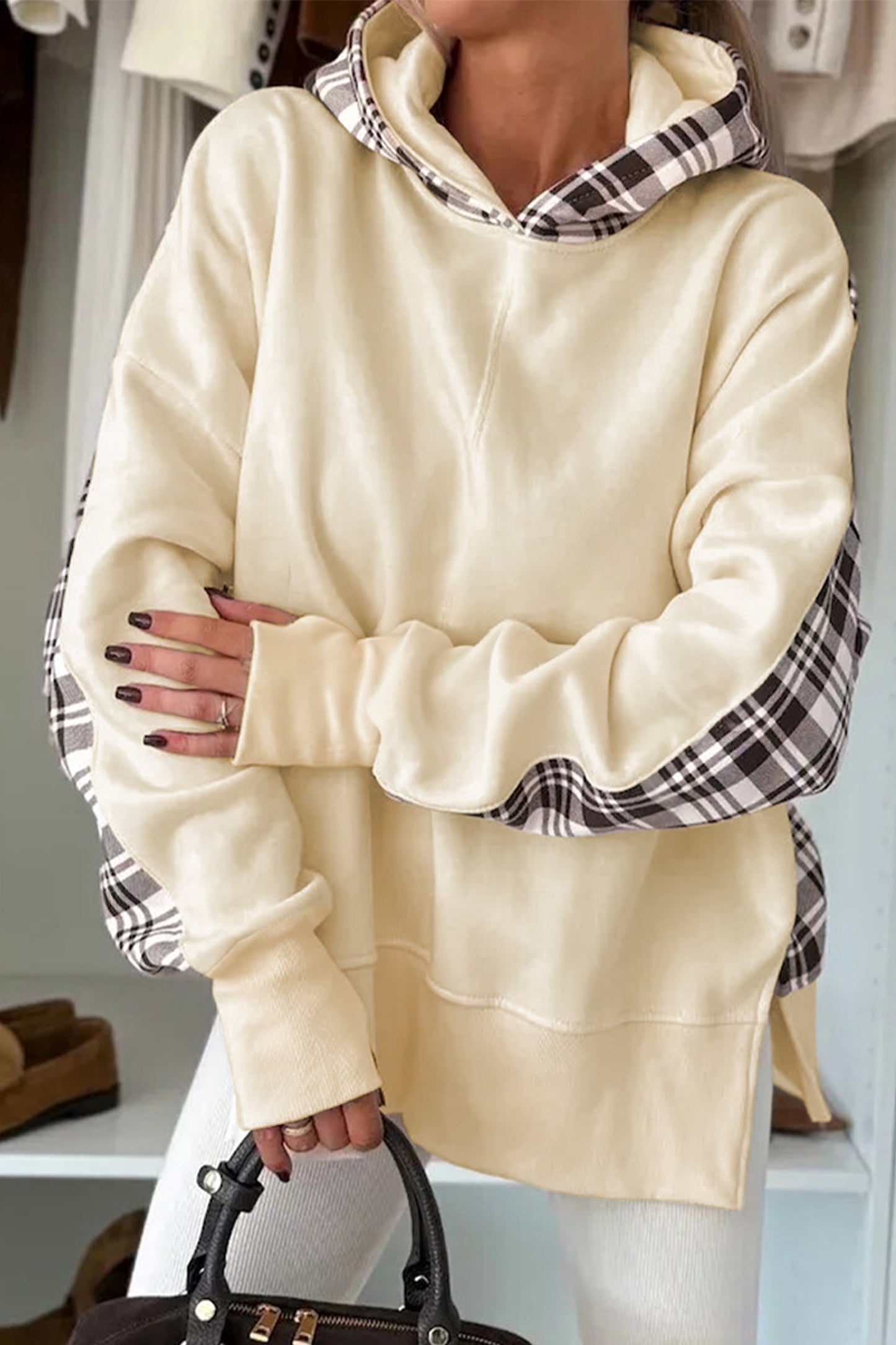 Sudadera con abertura lateral y retales de cuadros beige