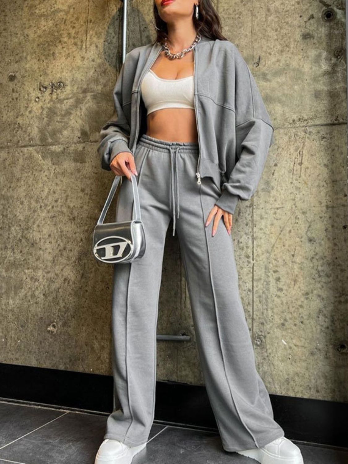Conjunto de top con cremallera y cuello estilo béisbol y pantalones con cordón