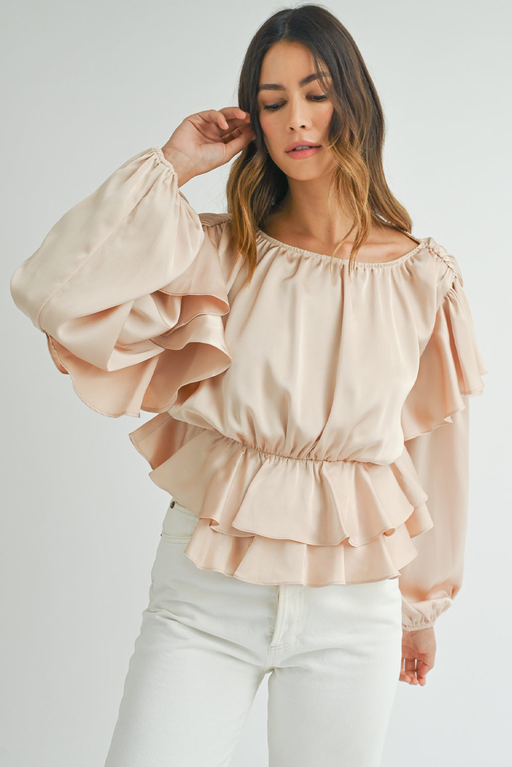 Blusa peplum con volantes, espalda con abertura tipo ojo de cerradura y cordones color avena