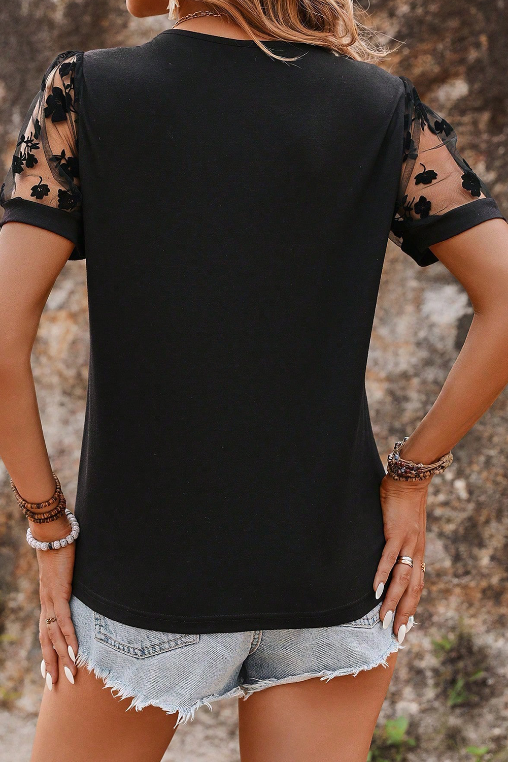 Camiseta Negra de Talla Grande con Estampado Floral de Malla y Escote en V Suelto