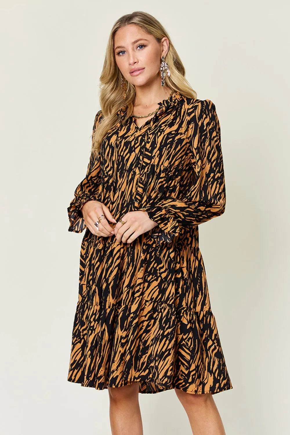 Vestido de manga larga Double Take con bajo con volantes estampado de talla completa