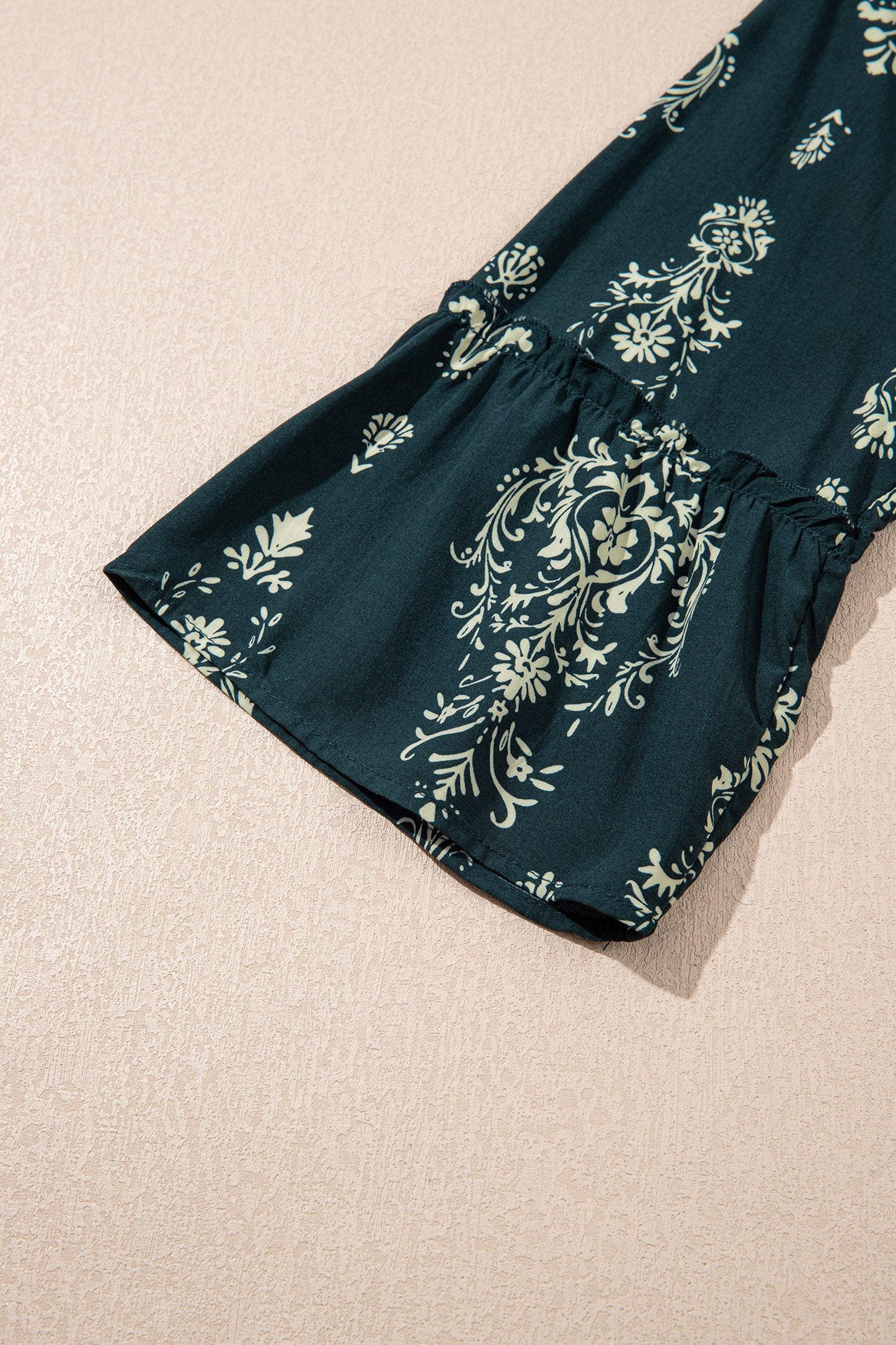 Minivestido azul bohemio con estampado floral, ribete de lechuga y manga 3/4