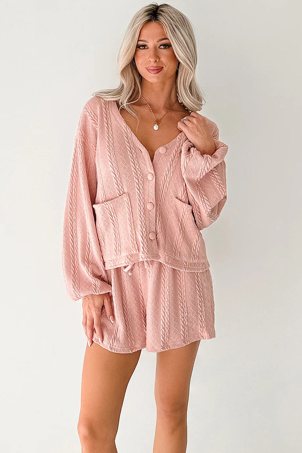 Conjunto de shorts y cárdigan de punto trenzado rosa palo con cuello de pico