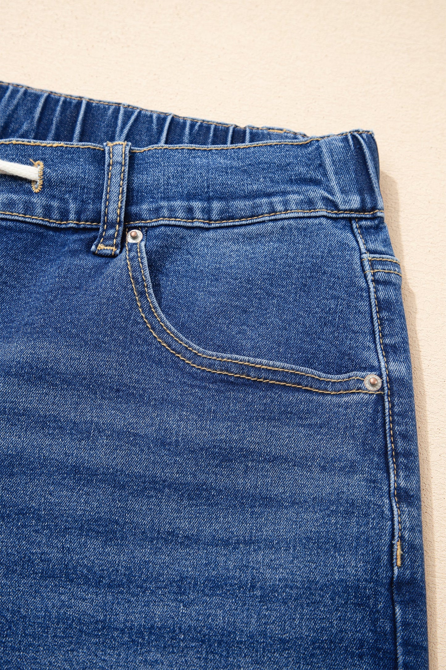 Vaqueros plus size de lavado ácido azul claro con cordones de contraste