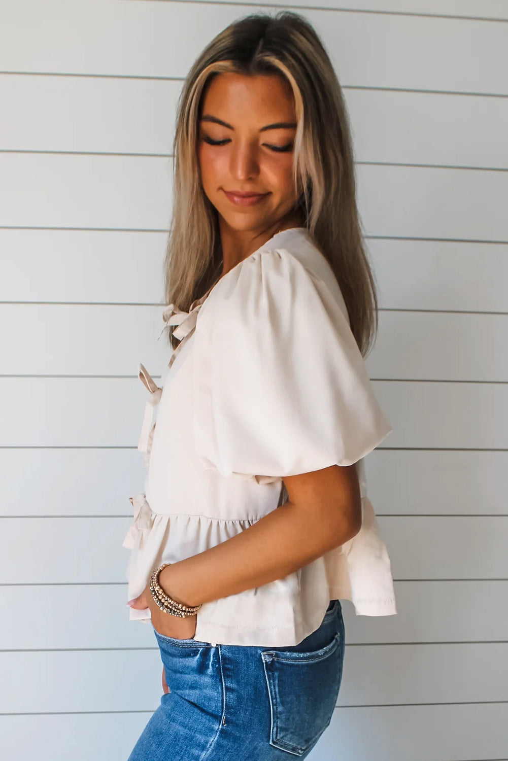 Blusa peplum blanca con lazo y mangas abullonadas