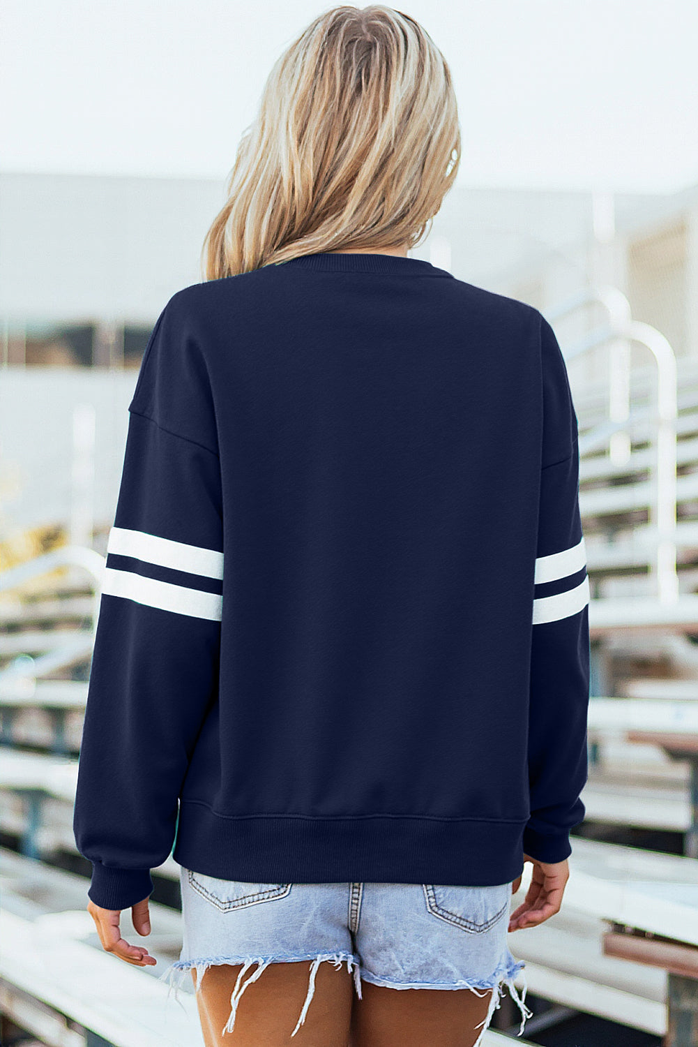 Sudadera Oversize Azul Cielo con Detalle de Rayas Universitarias y Hombros Caídos
