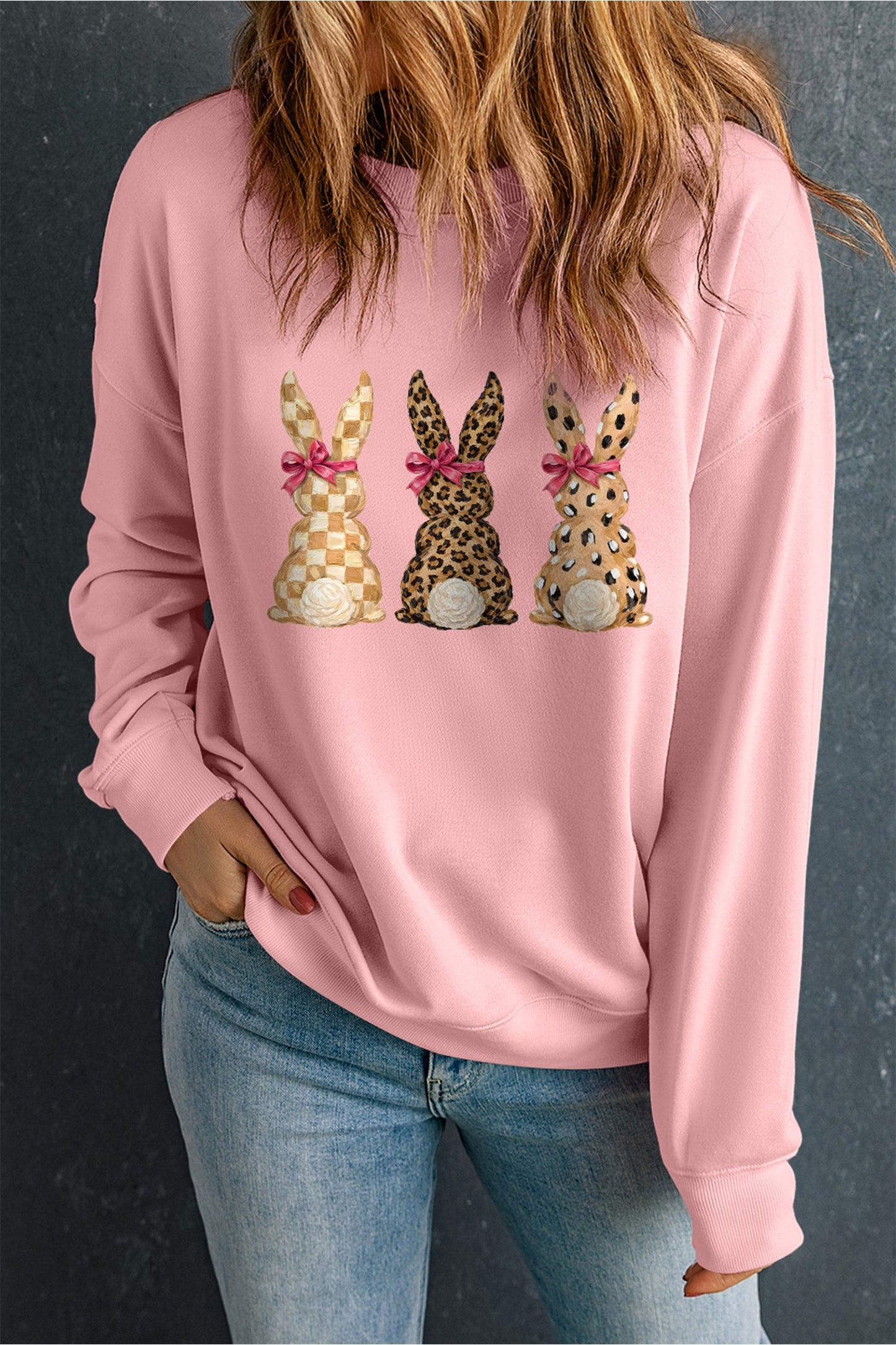 Sudadera con estampado de leopardo y cuadros rosas y hombros caídos de conejo de Pascua