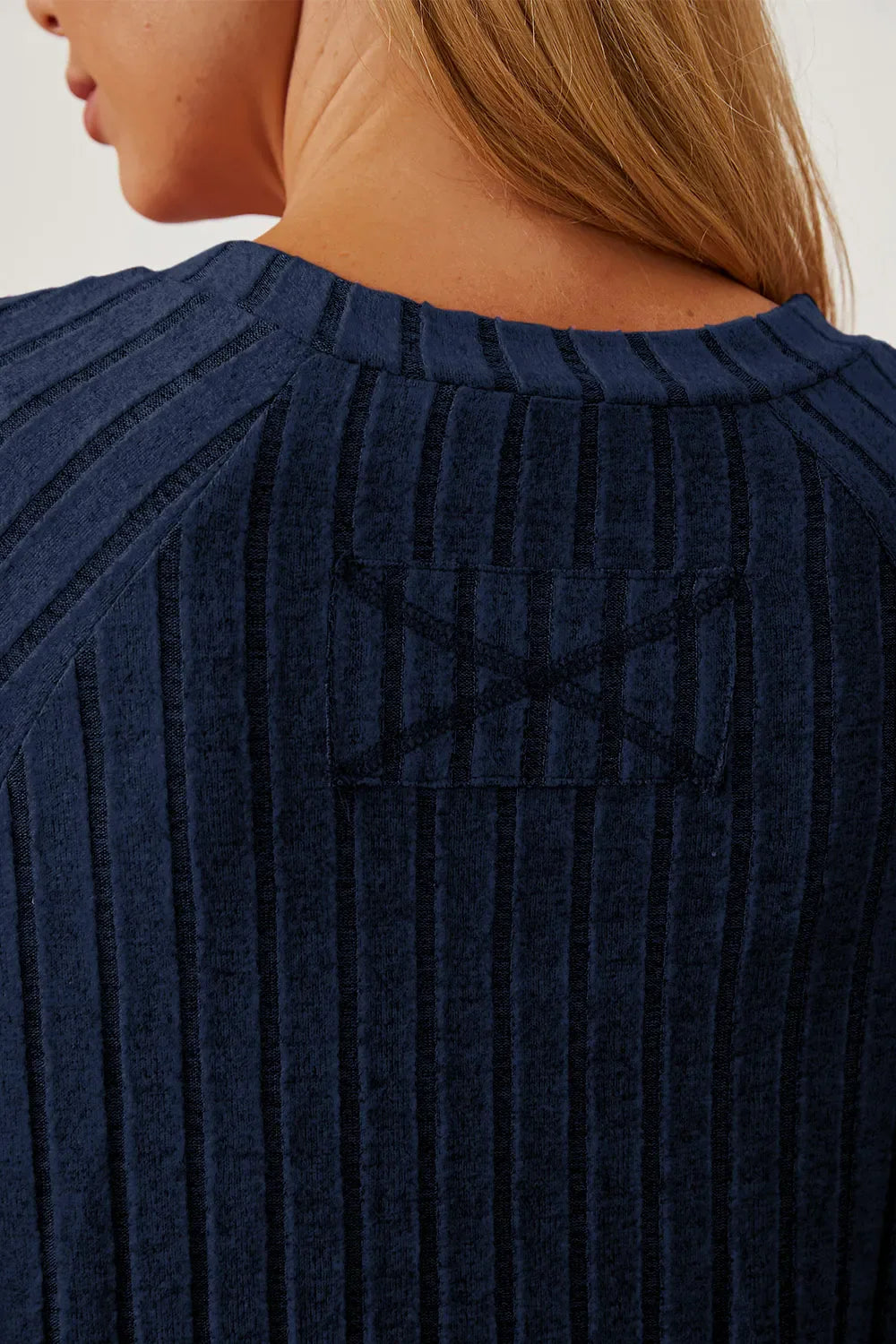 Camiseta básica de canalé con manga de orificio para pulgar y de talla completa para mujer