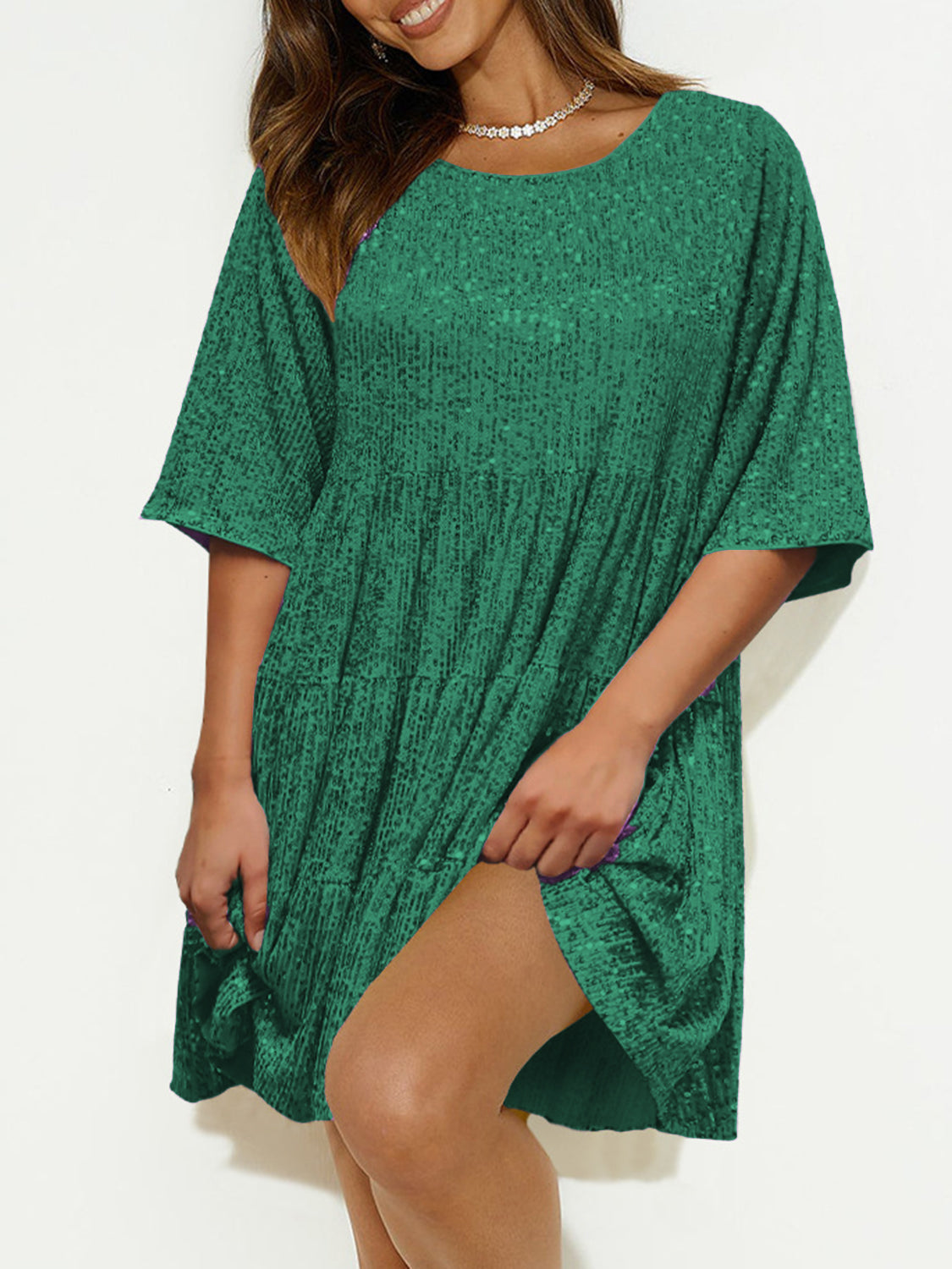 Minivestido de lentejuelas de cuello redondo y manga corta