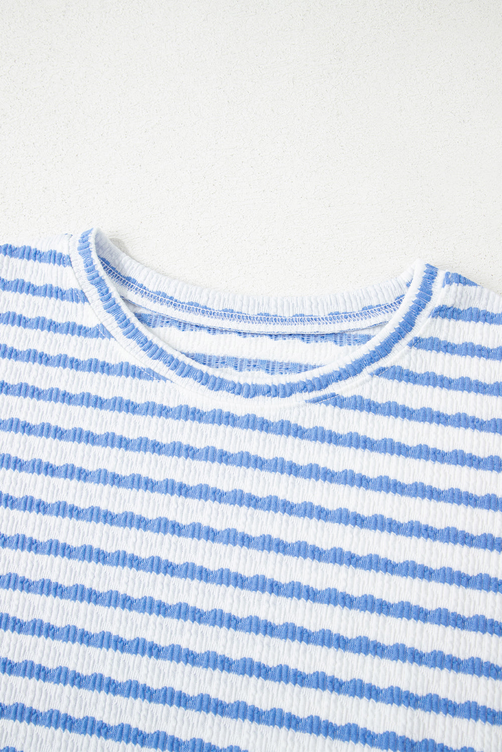 Conjunto de camiseta de manga corta de punto a rayas azul cielo y shorts con cordón
