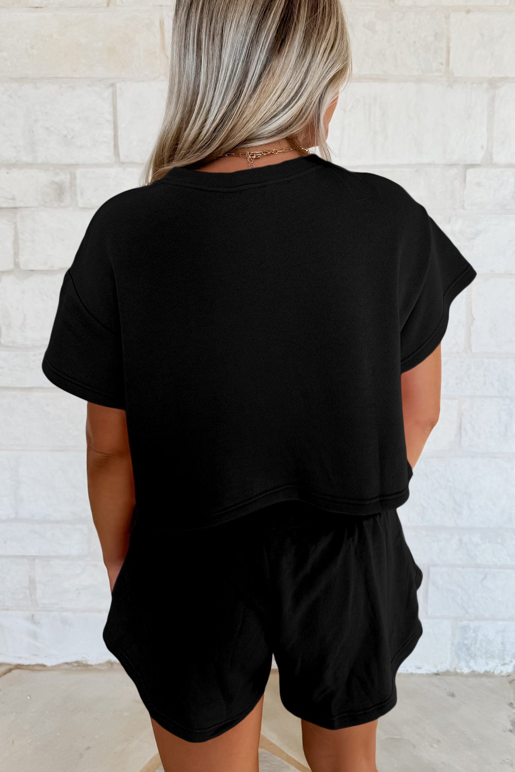Conjunto de camiseta corta negra y minifalda pantalón de talle alto con volantes