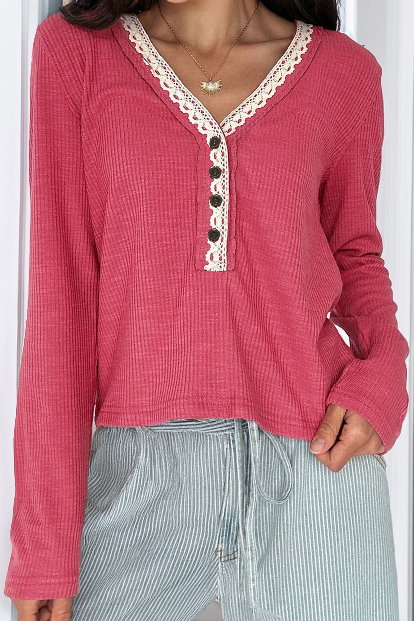 Top de manga larga con cuello de pico abotonado, textura acanalada roja de carreras y ribete de encaje en contraste