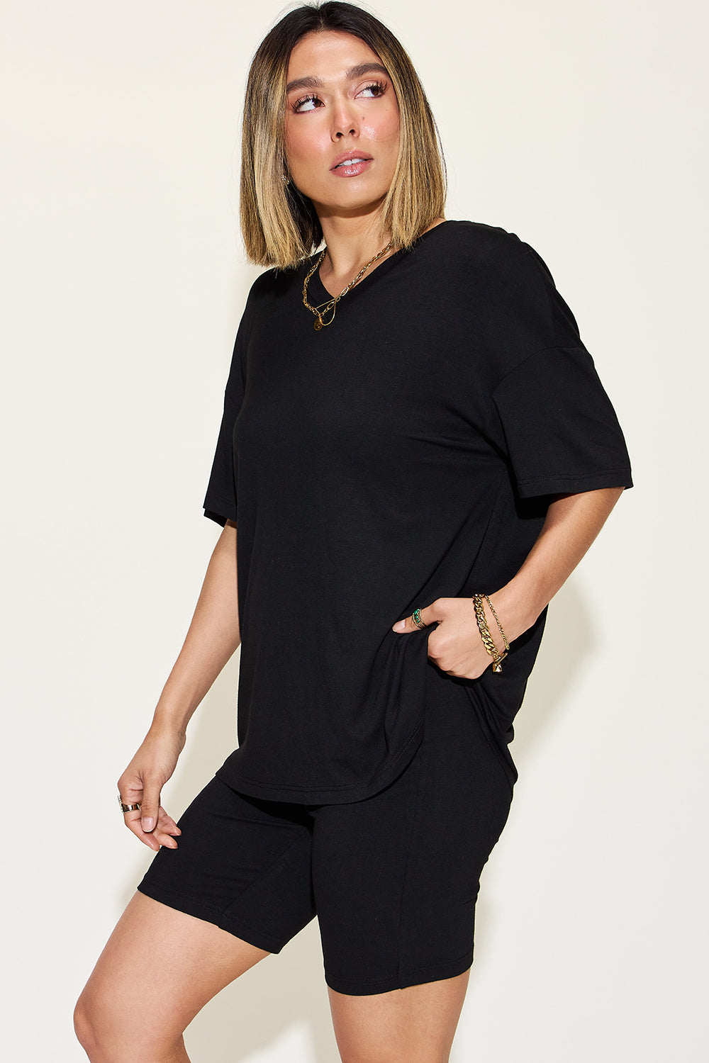 Conjunto de camiseta con cuello en V de talla grande Basic Bae con hombros caídos y pantalones cortos