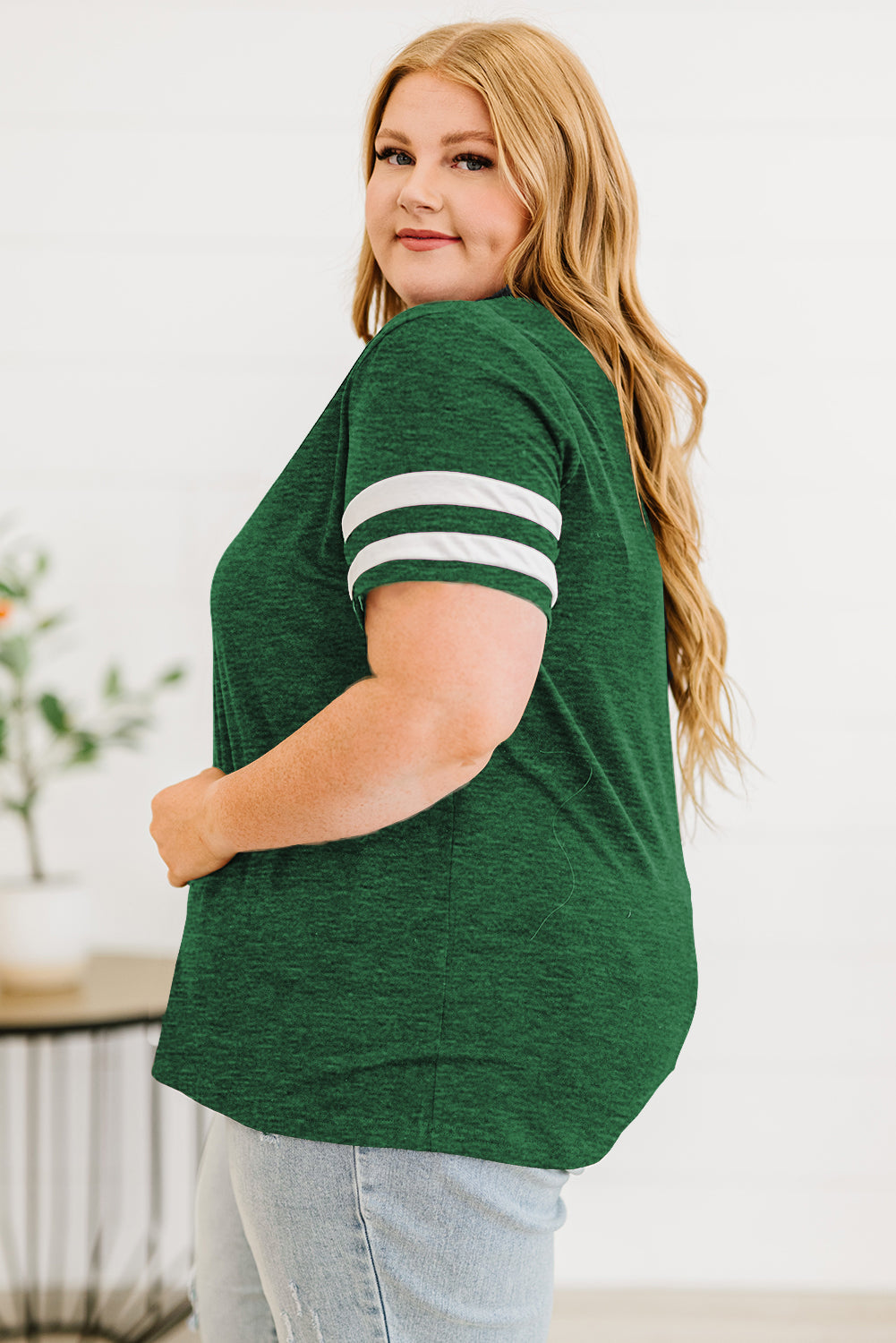 Camiseta de talla grande con cuello de pico a rayas. Consulta la tabla de tallas en "más detalles"