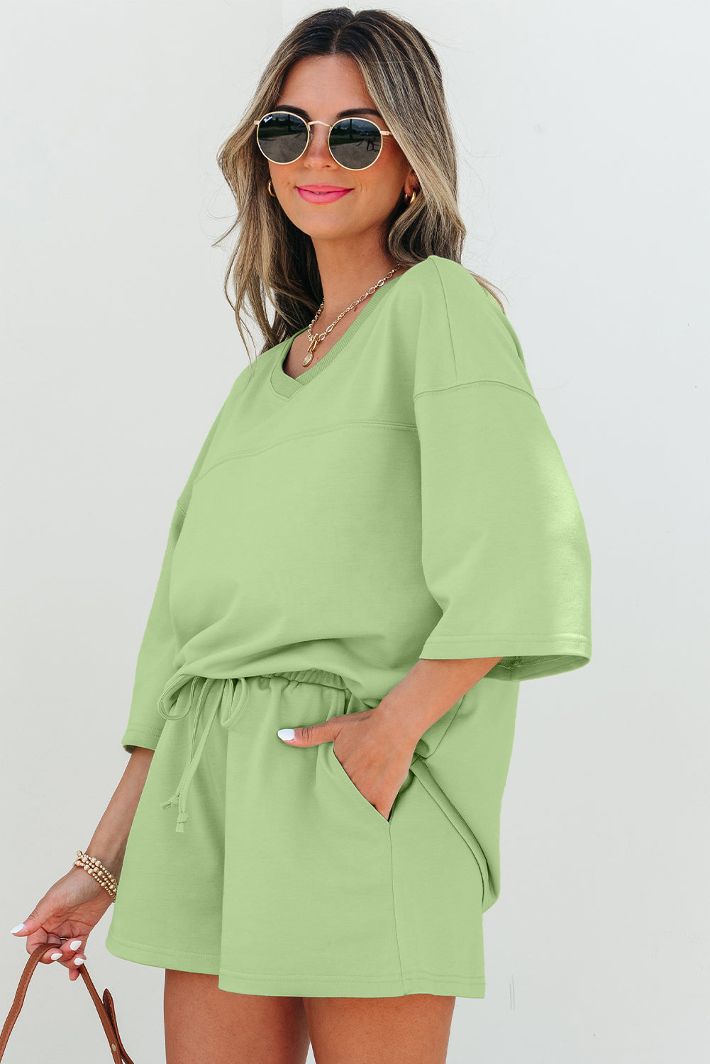 Conjunto de camiseta y shorts verde Meadow Mist de manga corta y cuello de pico suelto