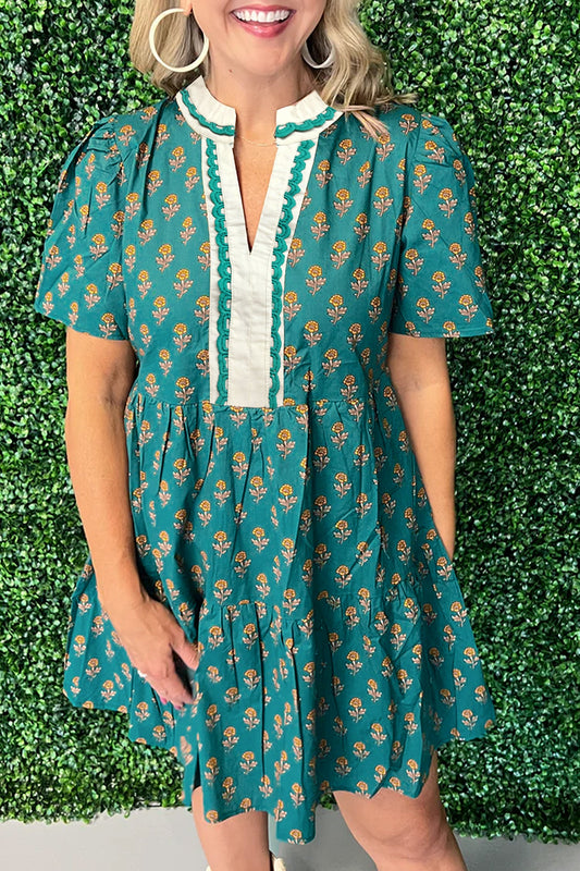 Vestido floral de manga corta con cuello en V y ribete en contraste verde