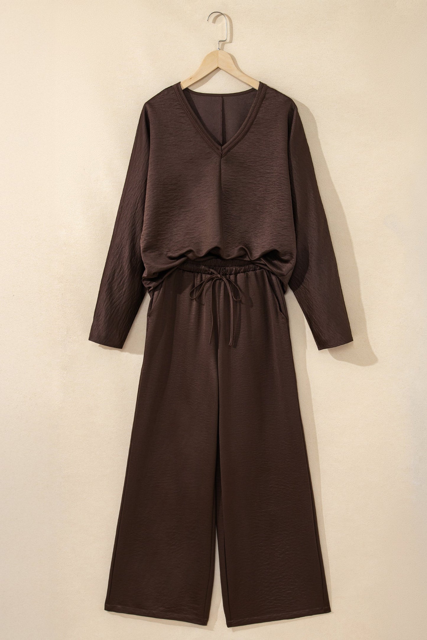 Conjunto de 2 piezas: top suelto de manga larga con cuello de pico trenzado marrón oscuro y pantalones de talle alto con cordón