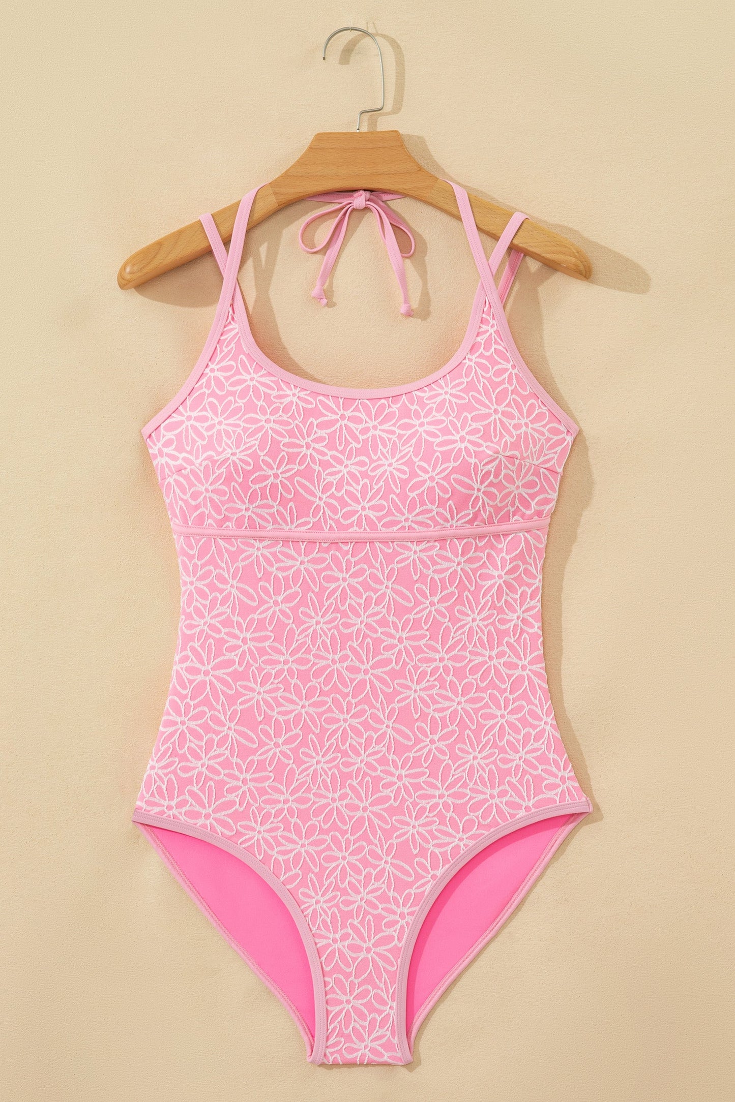 Bañador de una pieza con tirantes finos, cuello halter y textura de flores en relieve rosa