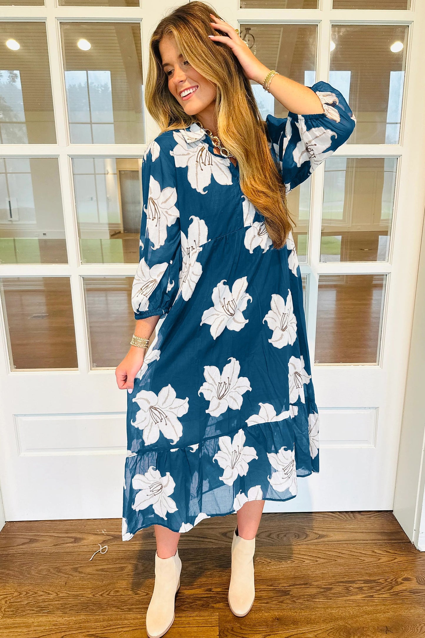 Vestido midi holgado de manga 3/4 con cuello camisero y escote de pico, estampado floral azul