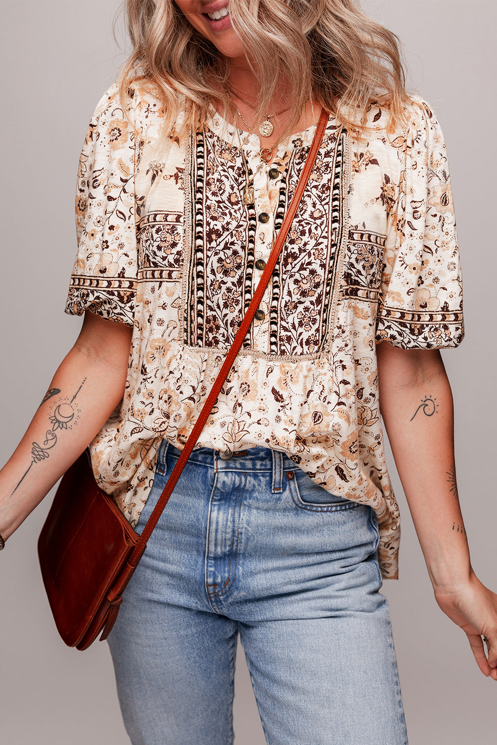 Blusa holgada con estampado floral bohemio caqui de manga corta y media tapeta