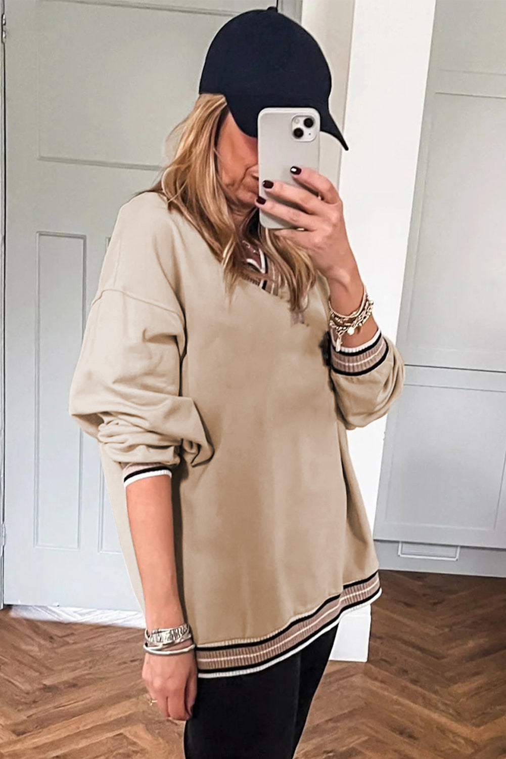 Sudadera gris con cuello en V y ribete de contraste de estilo universitario