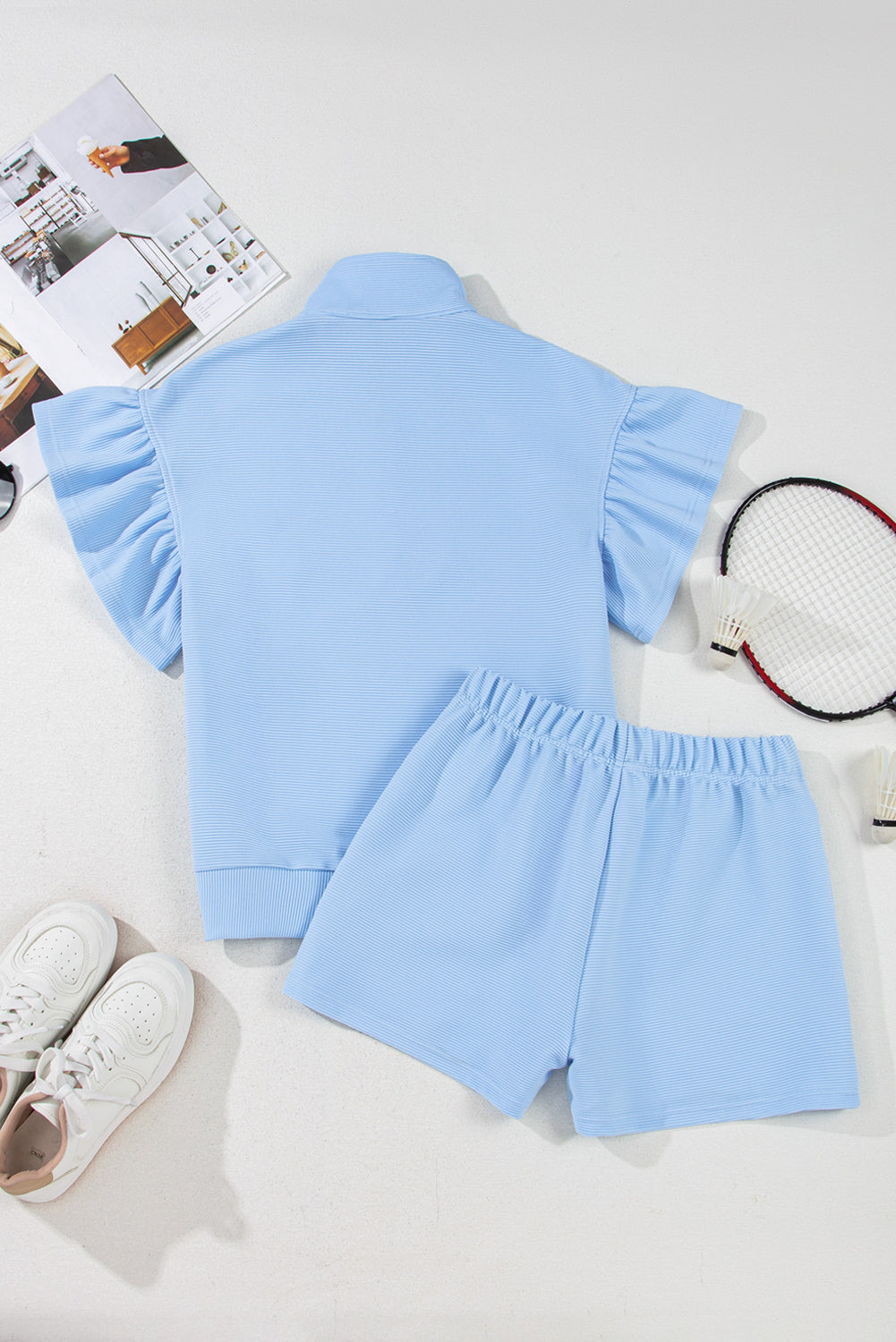 Conjunto de top y shorts Beau azules con textura acanalada, media cremallera y mangas cortas con volantes
