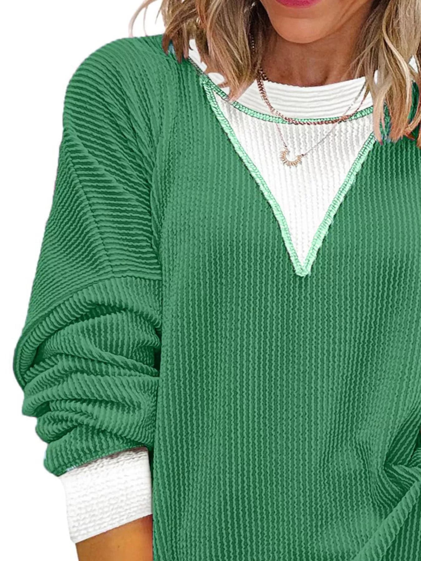 Sudadera de hombros caídos en contraste
