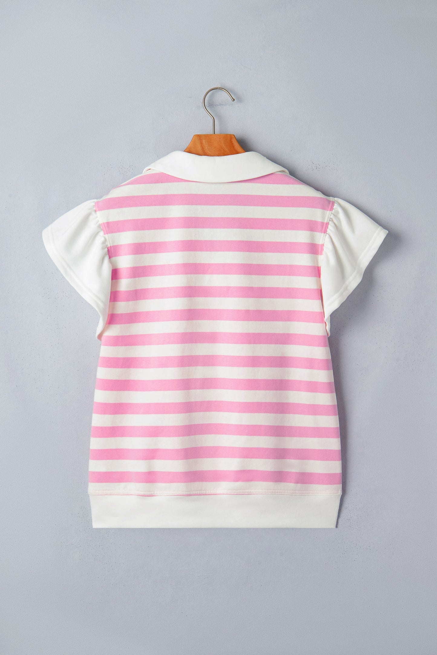 Blusa rosa a rayas con cuello en V y manga corta con volantes
