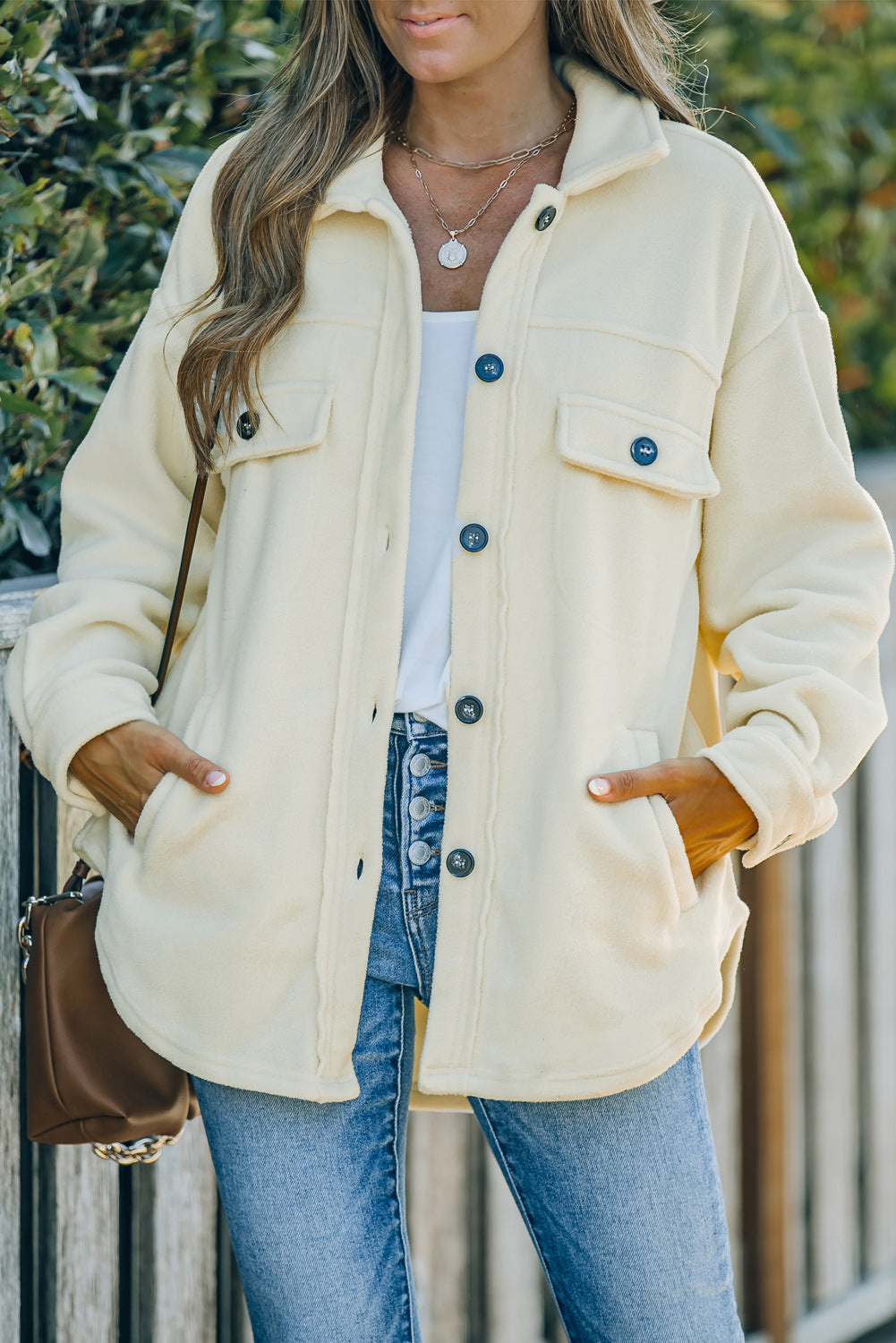Camisa-chaqueta con botones y cuello vuelto de color beige