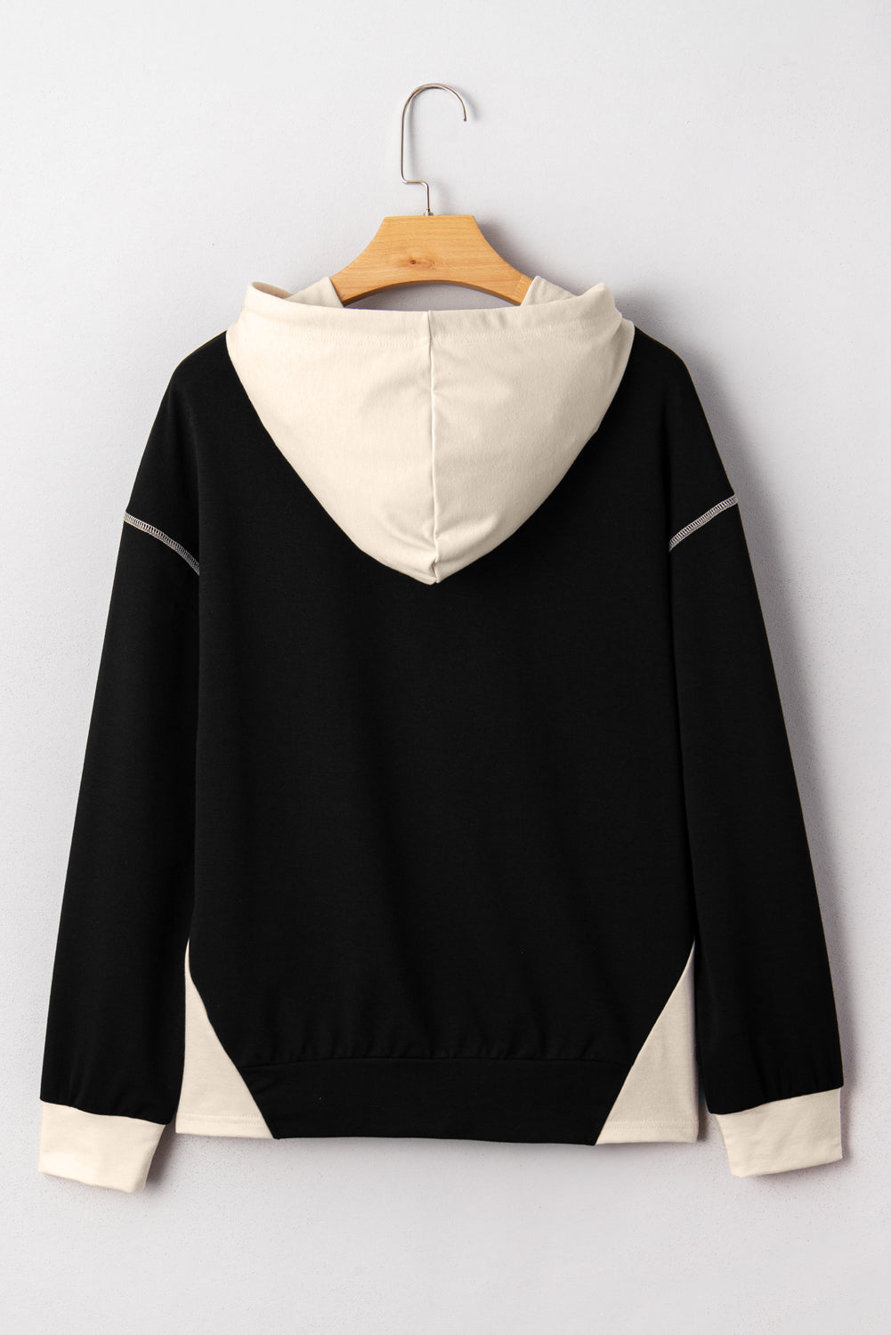Sudadera con capucha y bolsillo canguro con ribete en contraste negro