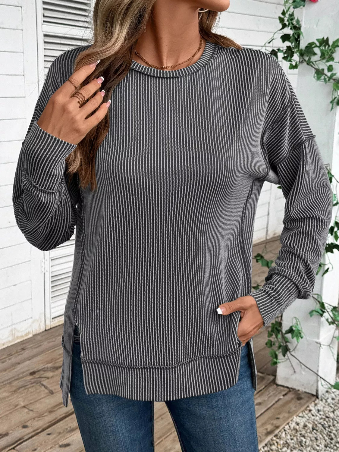 Sudadera de cuello redondo con aberturas laterales