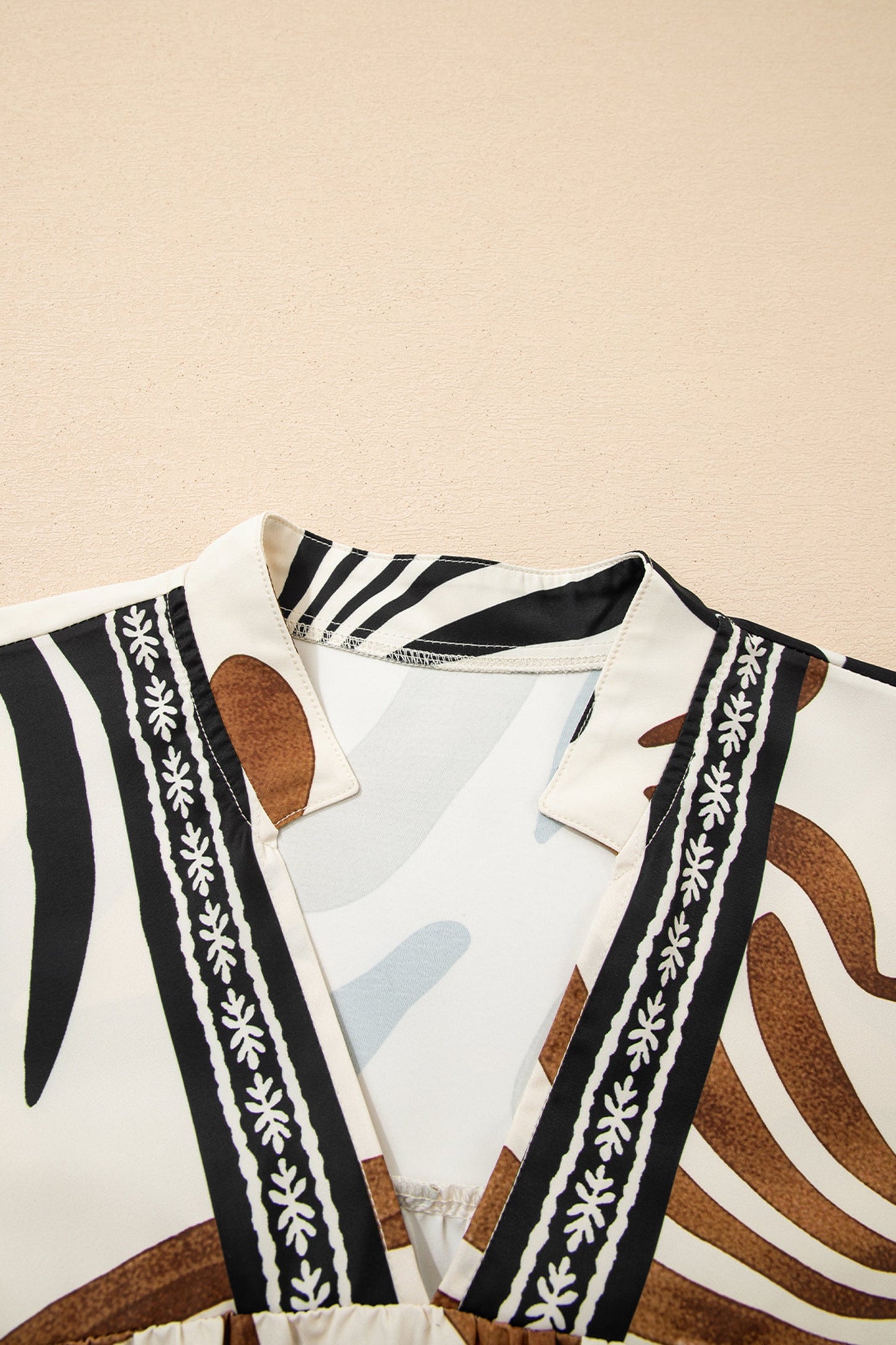 Blusa suelta con estampado abstracto marrón y mangas abullonadas