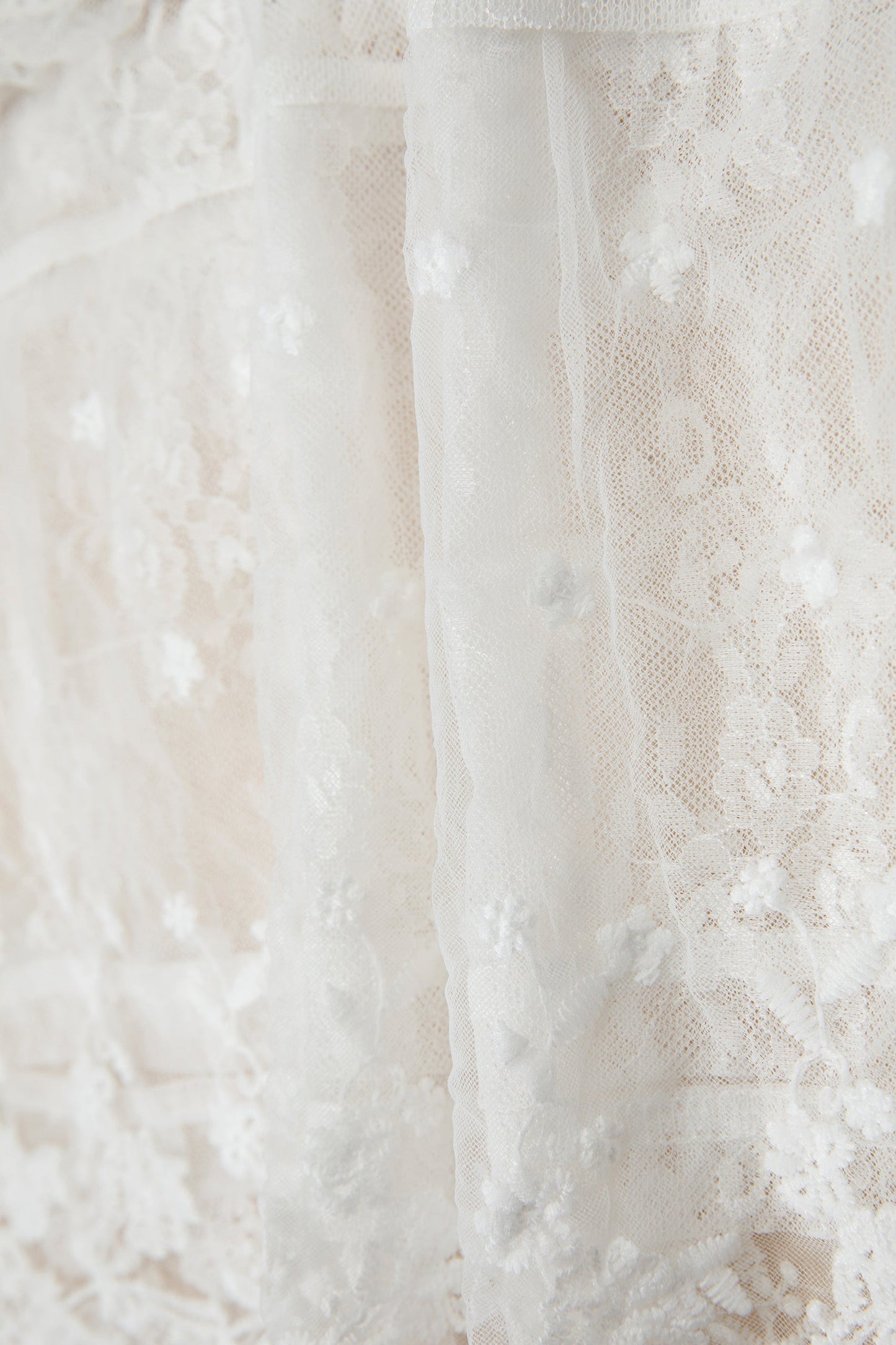 Blusa blanca de 2 piezas de encaje floral transparente con volantes y retazos escalonados