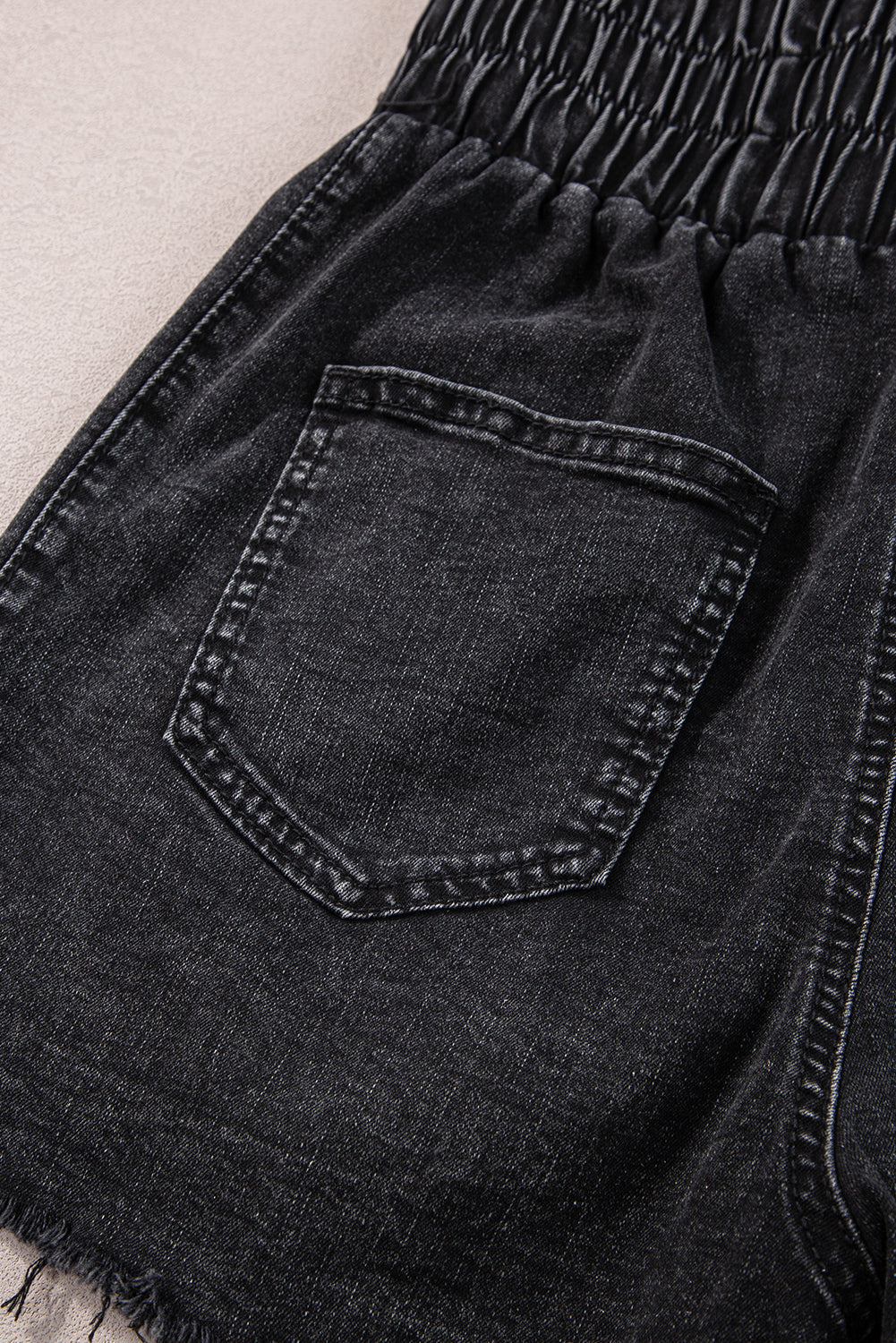 Shorts de mezclilla negros con cintura alta fruncida y lavado mineral