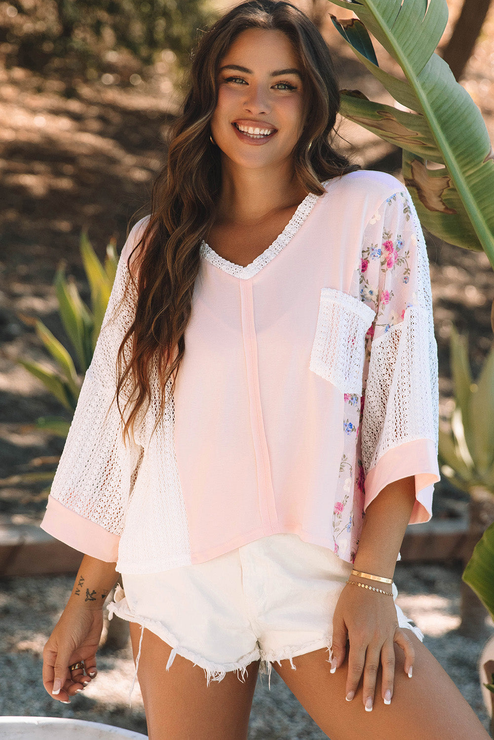 Blusa Delicacy de encaje floral y croché con mangas murciélago