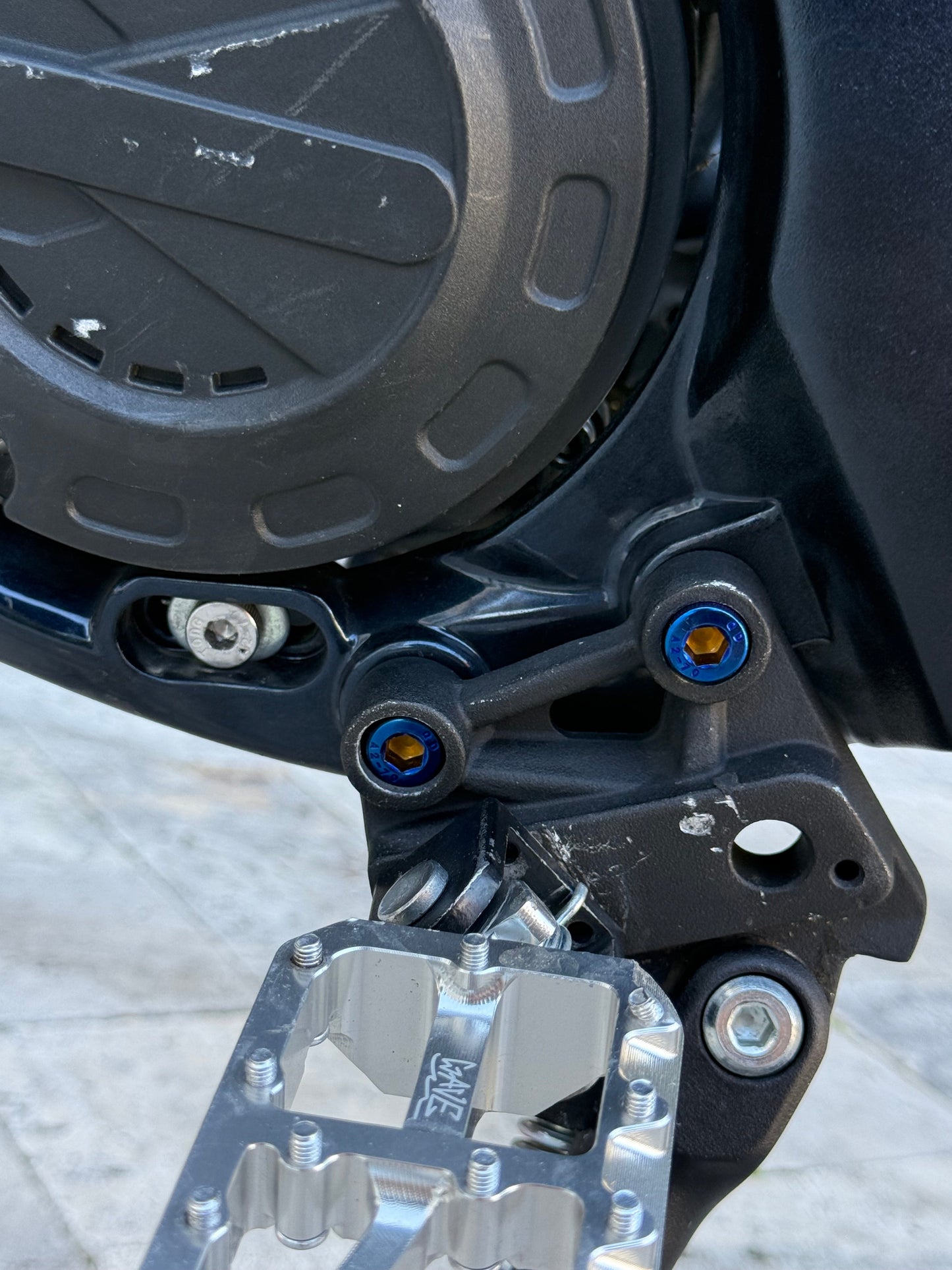 PERNOS DE TITANIO PARA SOPORTE DE ESTRIBERAS TALARIA X3