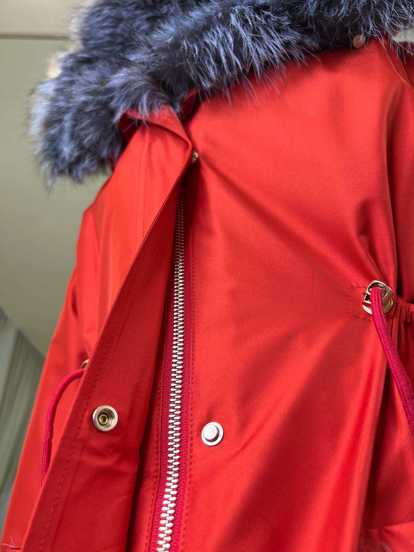 Parka Roma de piel auténtica de zorro plateado y conejo con aislamiento en color rojo