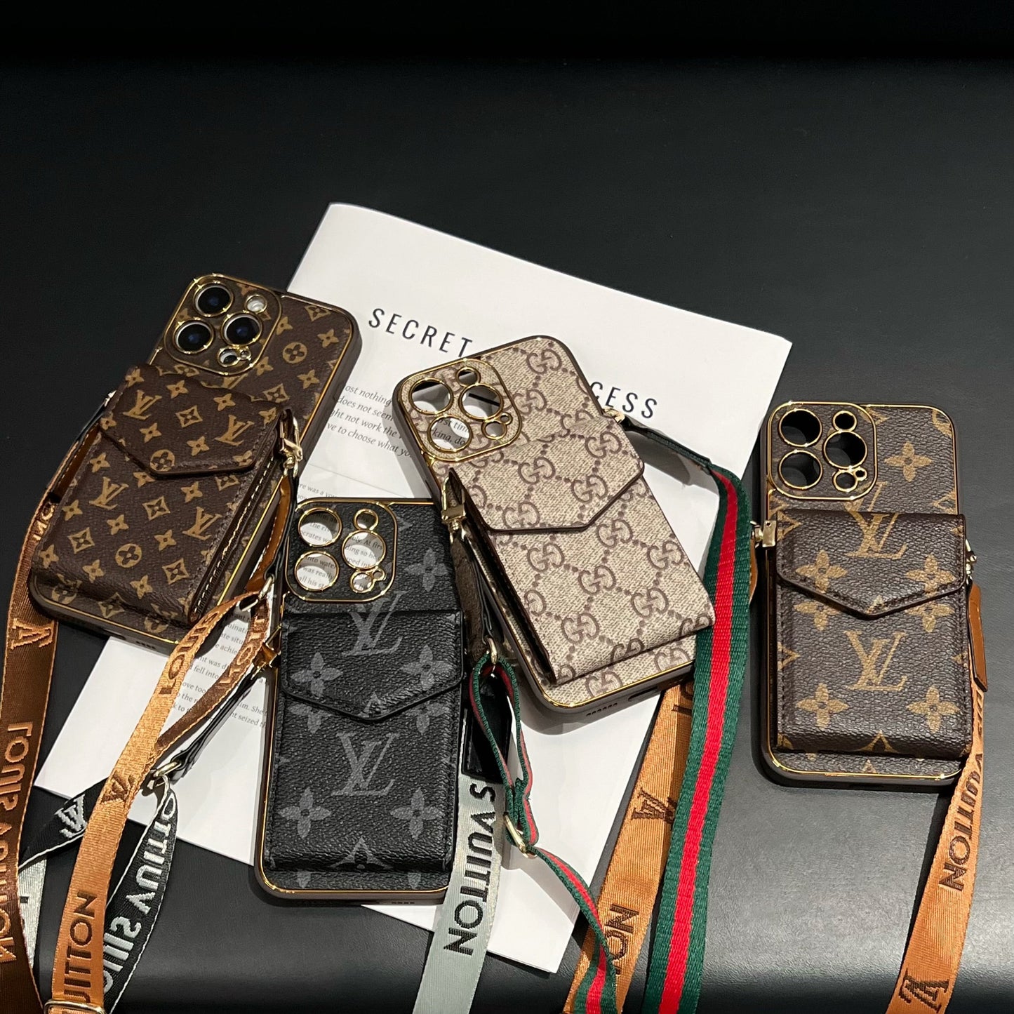 Elegante Funda Multifuncional para iPhone con Estampado LV - con Correa de Cadena, Soporte y Ranuras para Tarjetas