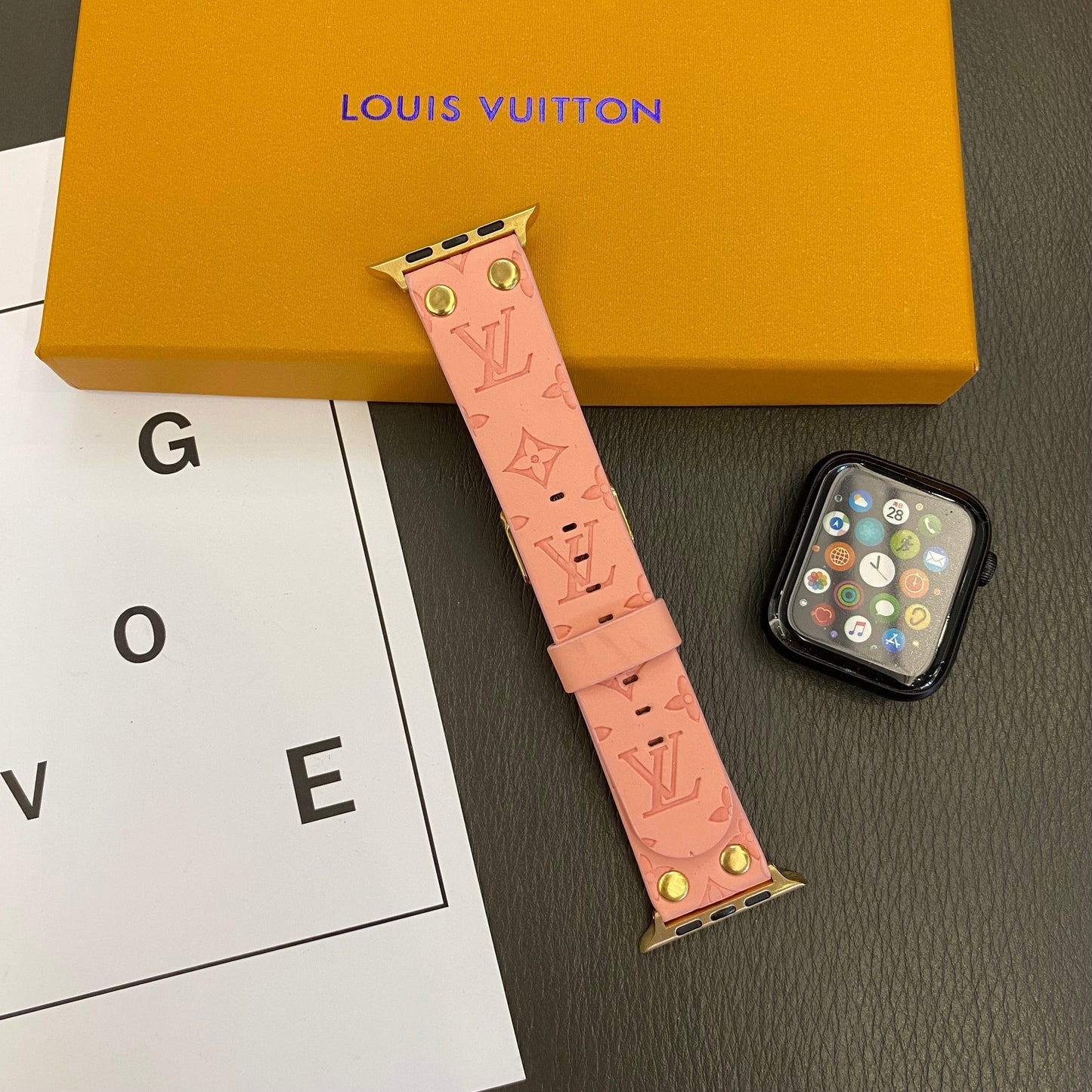 Pulsera de repuesto Apple con remaches decorativos y monograma en relieve WATCH BANDS