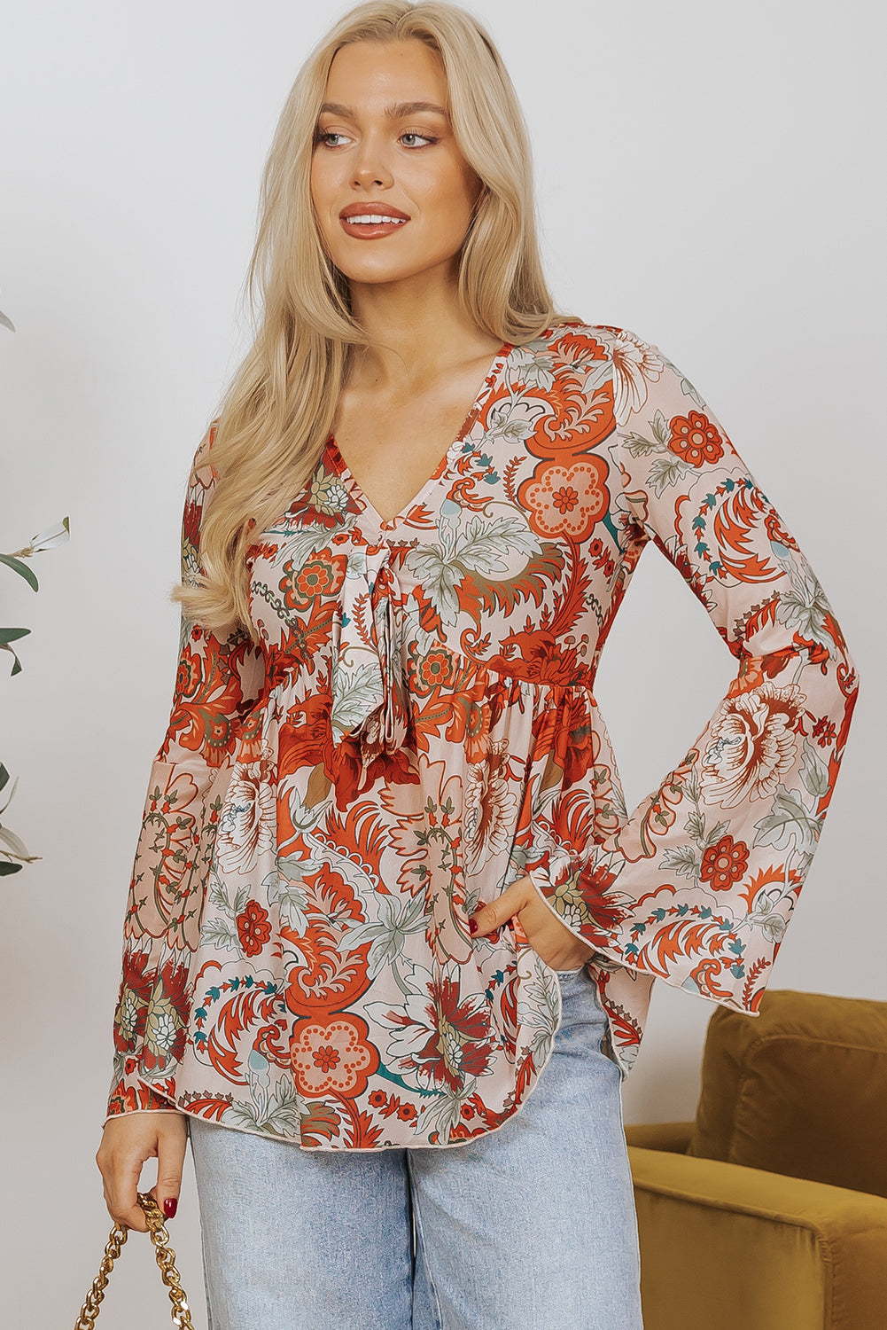 Blusa Naranja Estampado Floral con Nudo, Escote Pronunciado y Mangas Acampanadas