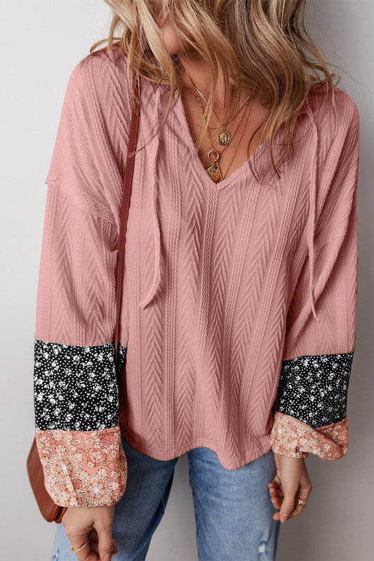 Blusa con textura de punto y cordón en el cuello en V con retales florales en rosa empolvado