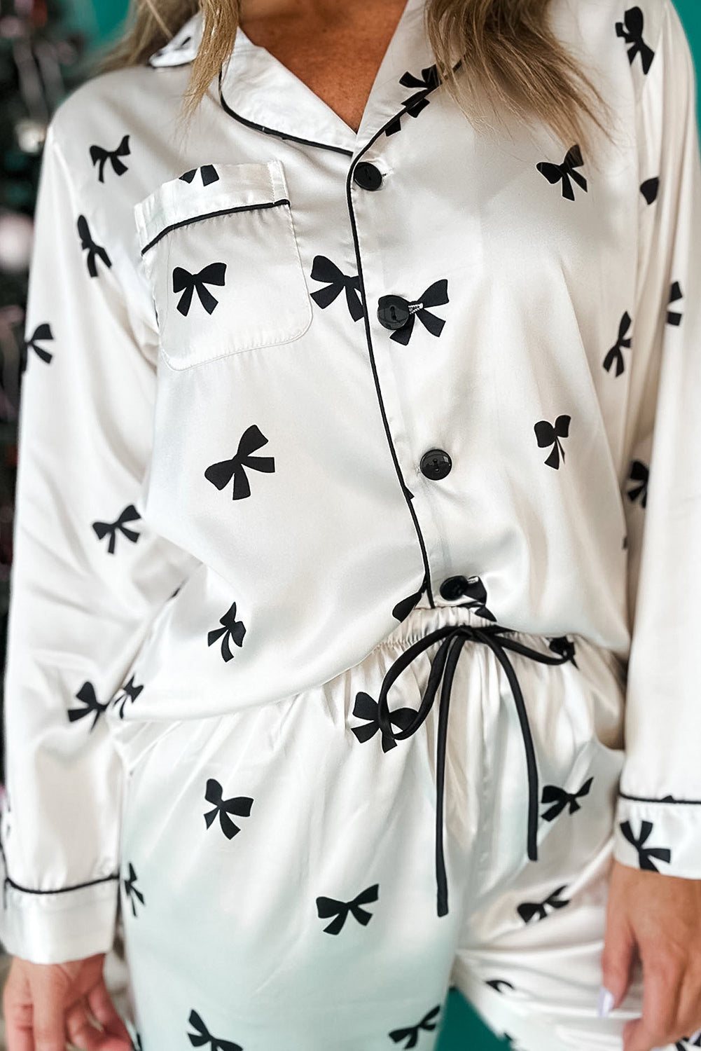 Pijama de dos piezas con estampado de lazos blancos