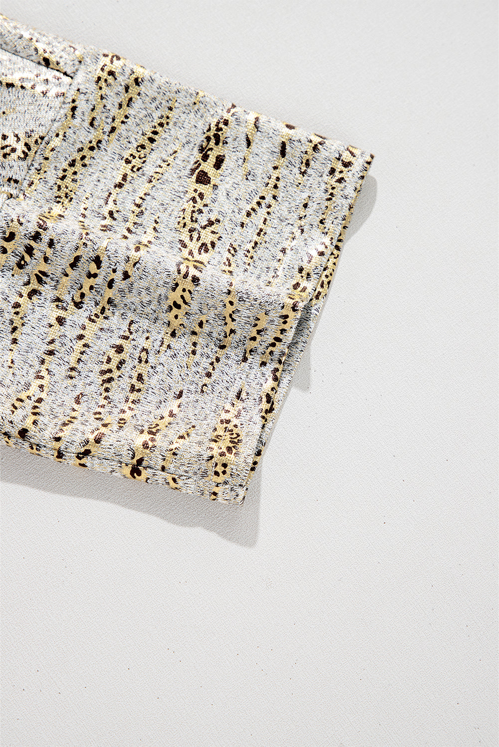 Camiseta de manga 3/4 con cuello de pico y estampado de leopardo gris de corte holgado