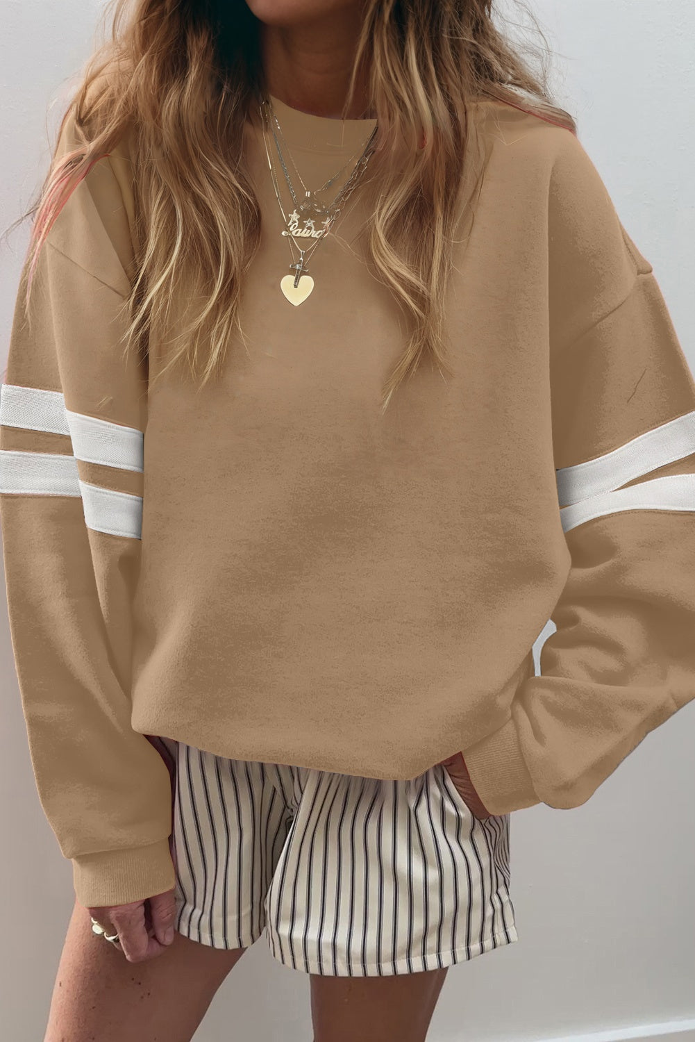 Sudadera Oversize Azul Cielo con Detalle de Rayas Universitarias y Hombros Caídos