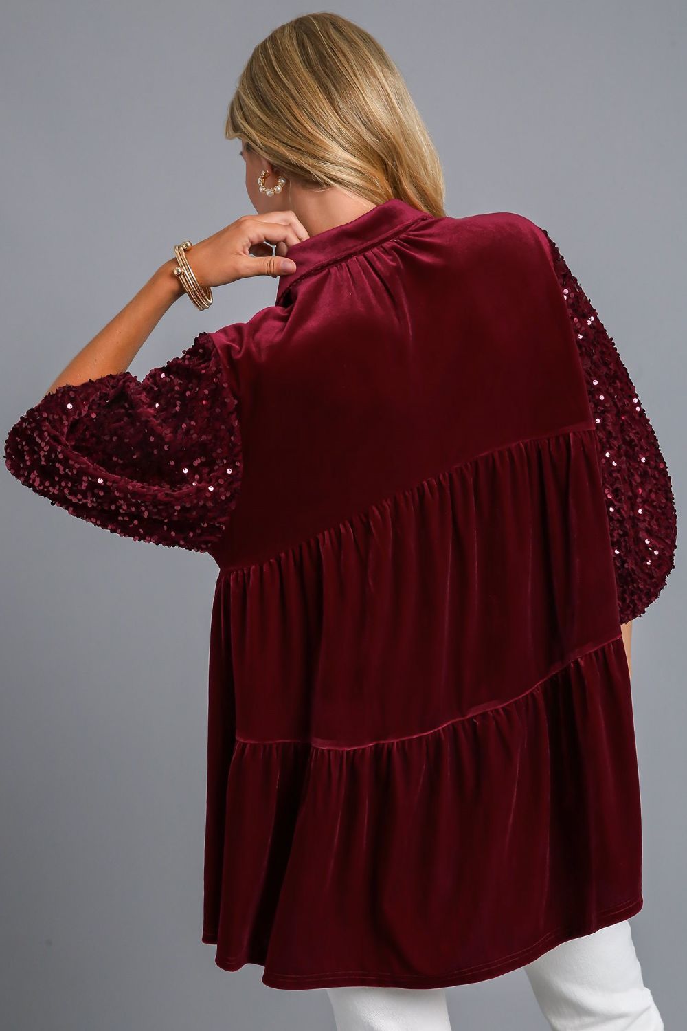 Camisa Umgee de media manga con detalles de lentejuelas y espalda escalonada